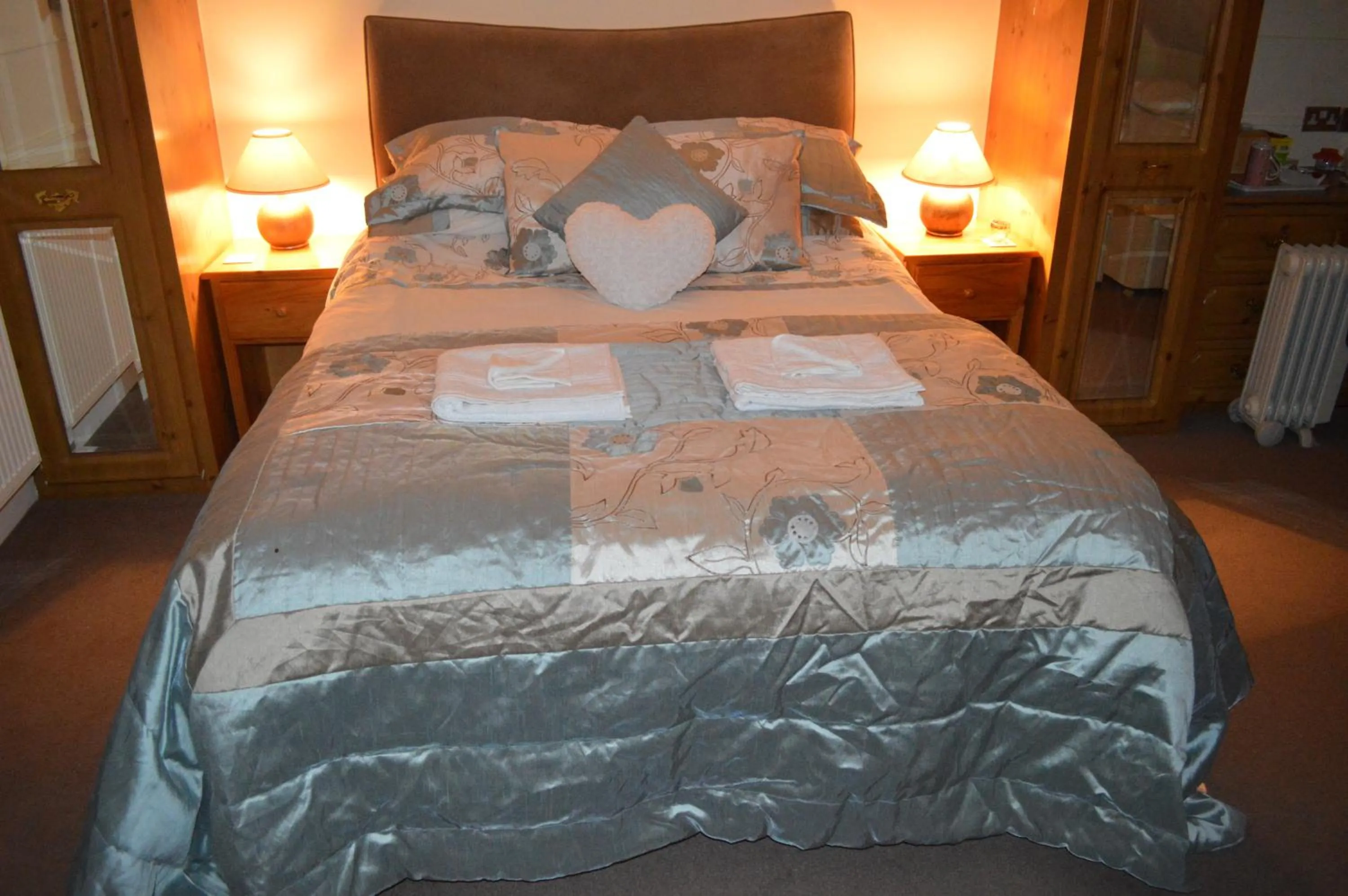 Photo of the whole room, Bed in Thornybank