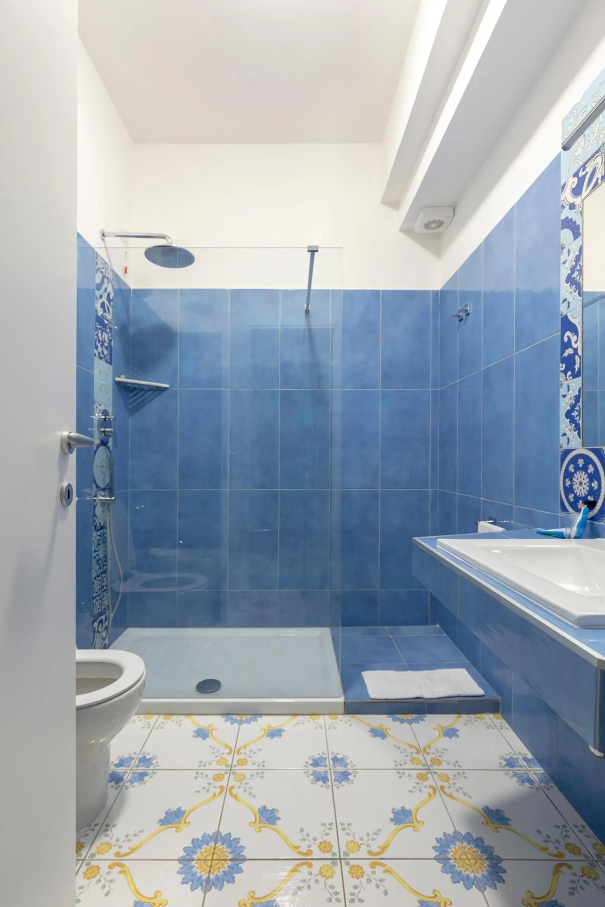 Bathroom in Napolit'amo Hotel Medina