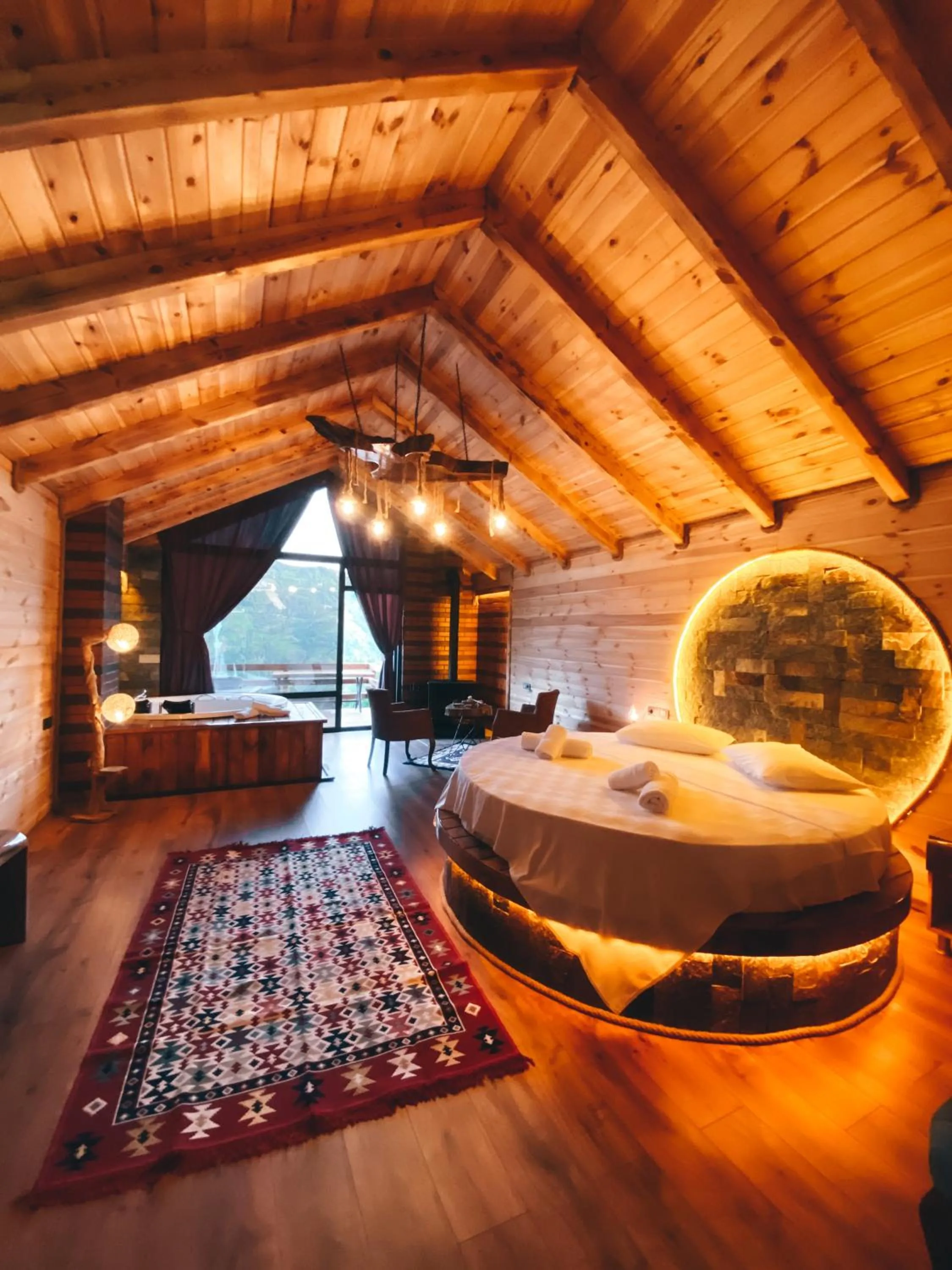 Photo of the whole room, Bed in ZirvedeKal Suit Otel