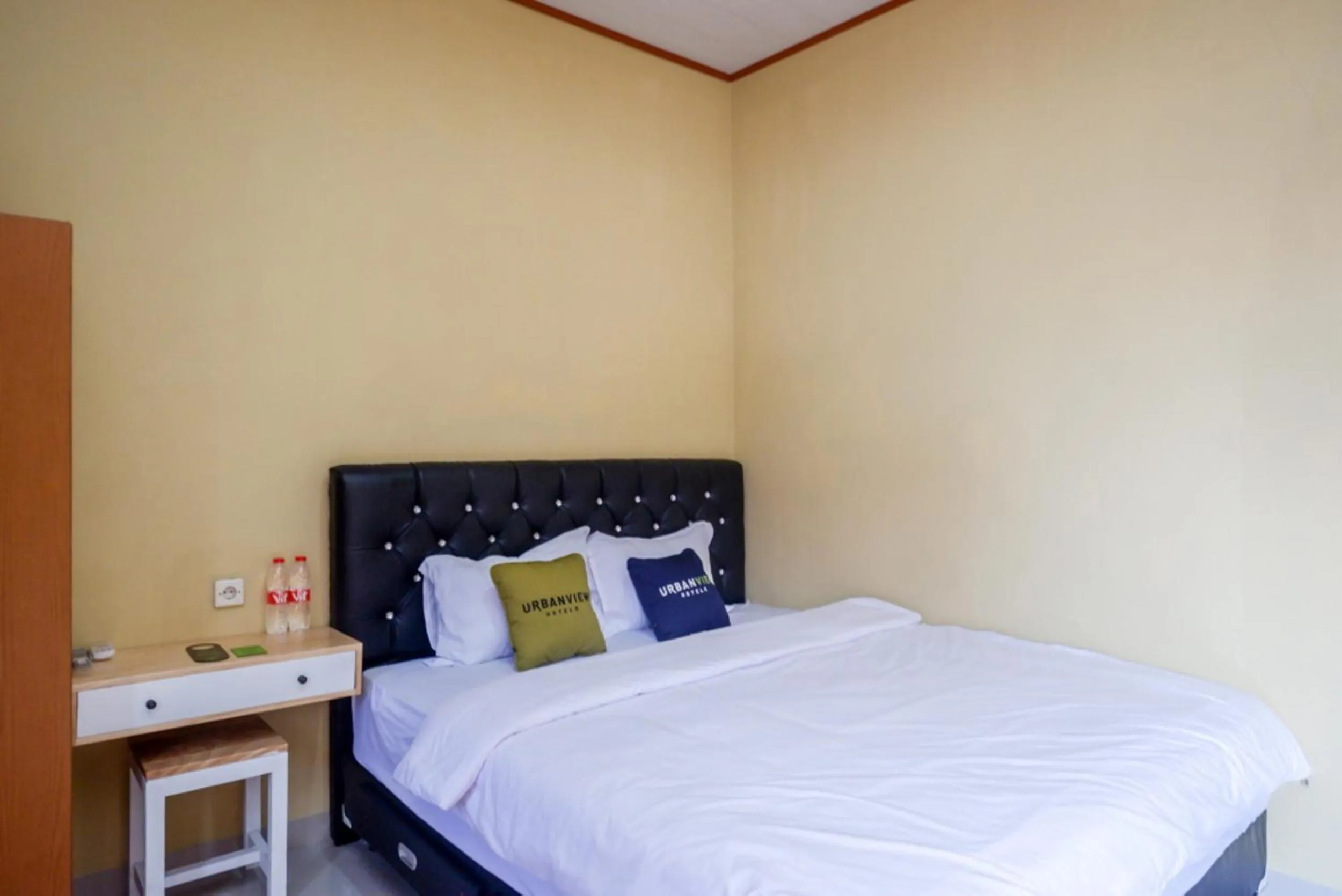 Bedroom, Bed in Urbanview Hotel Telu Wolu Monjali by RedDoorz