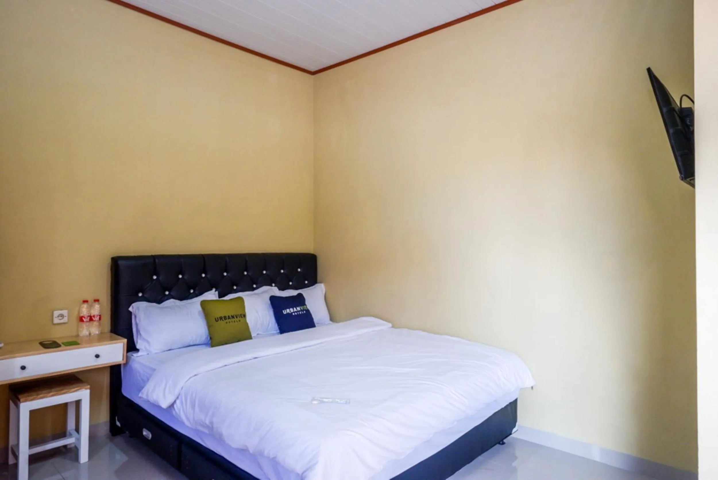 Bedroom, Bed in Urbanview Hotel Telu Wolu Monjali by RedDoorz