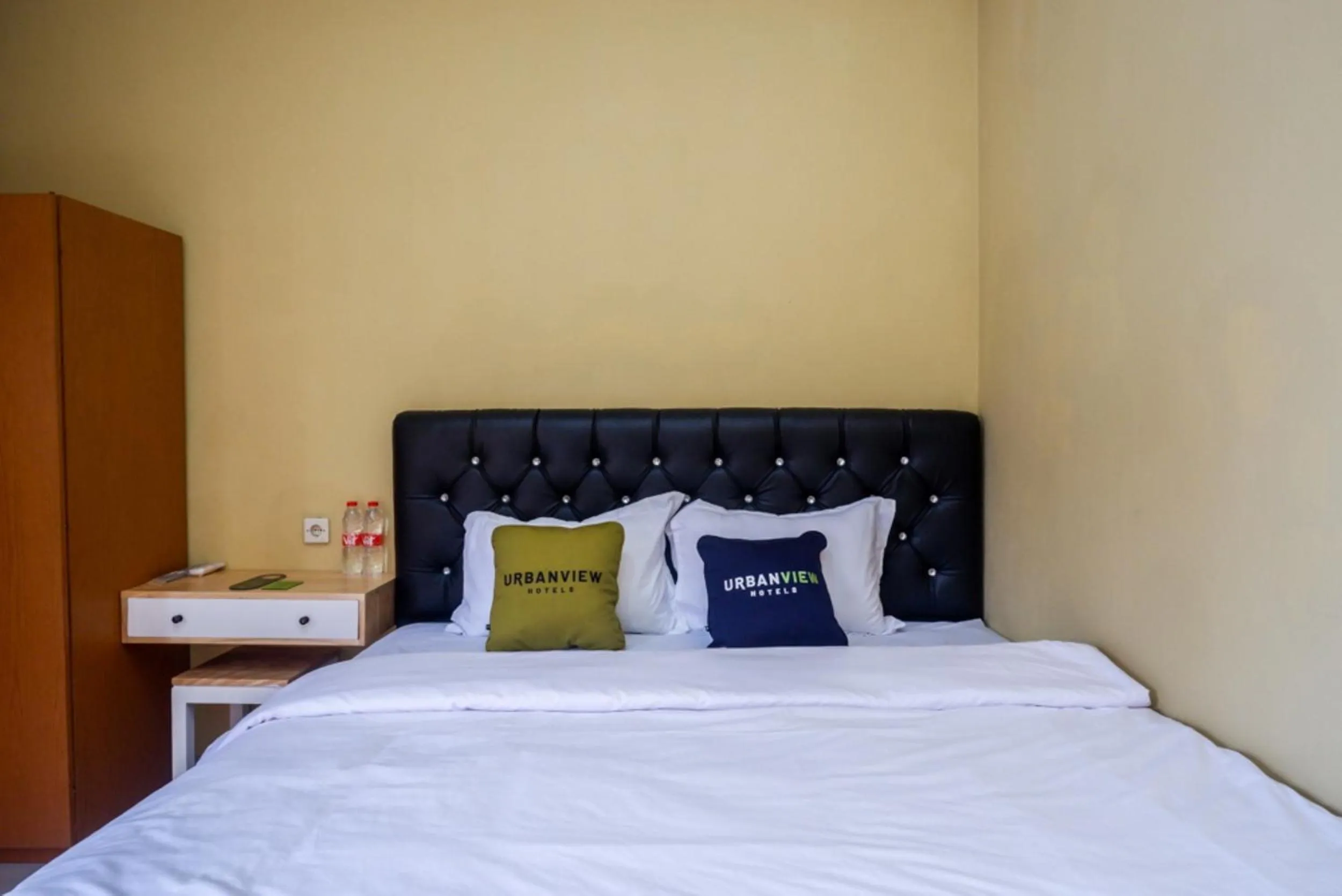 Bedroom, Bed in Urbanview Hotel Telu Wolu Monjali by RedDoorz