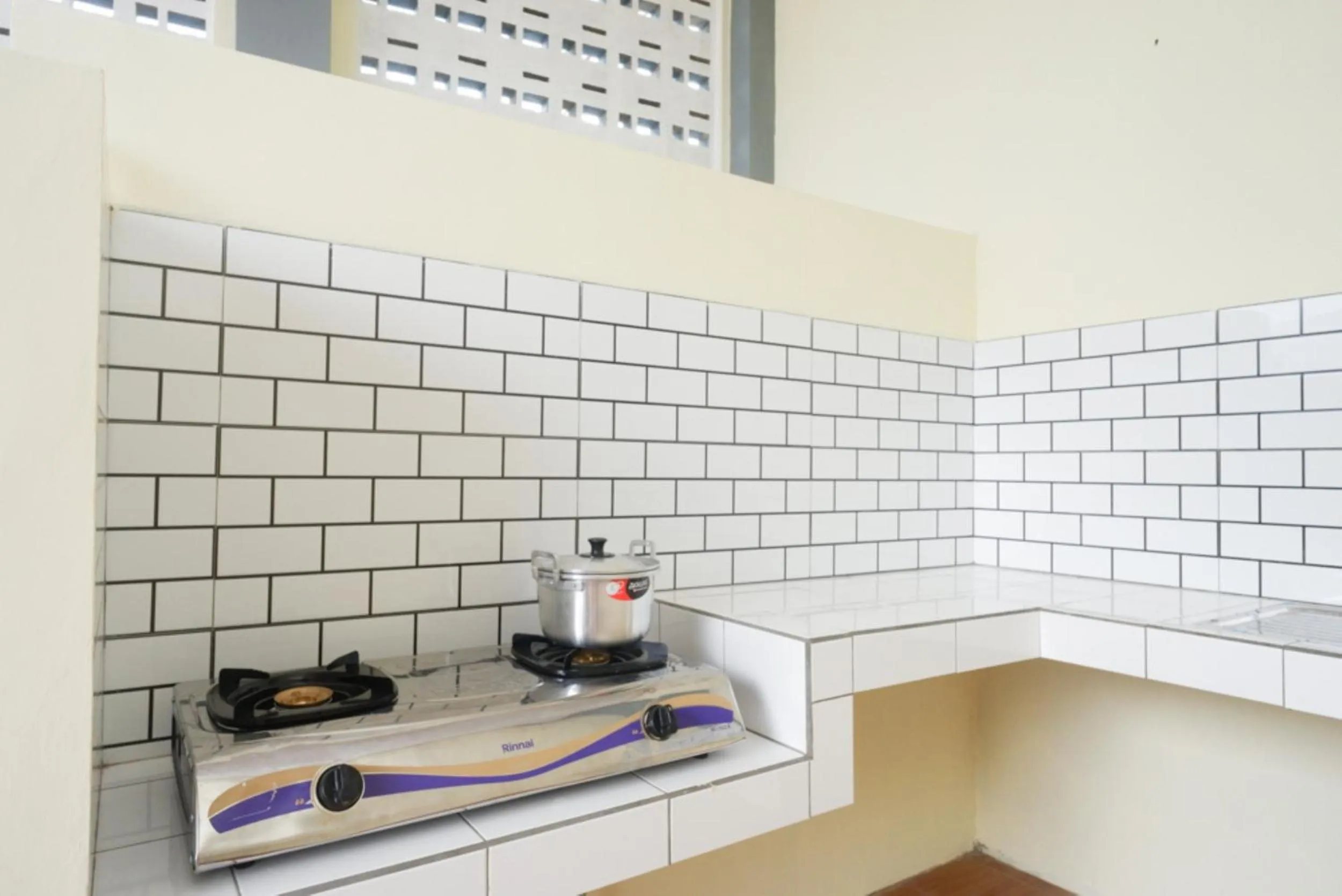 Communal kitchen in Urbanview Hotel Telu Wolu Monjali by RedDoorz