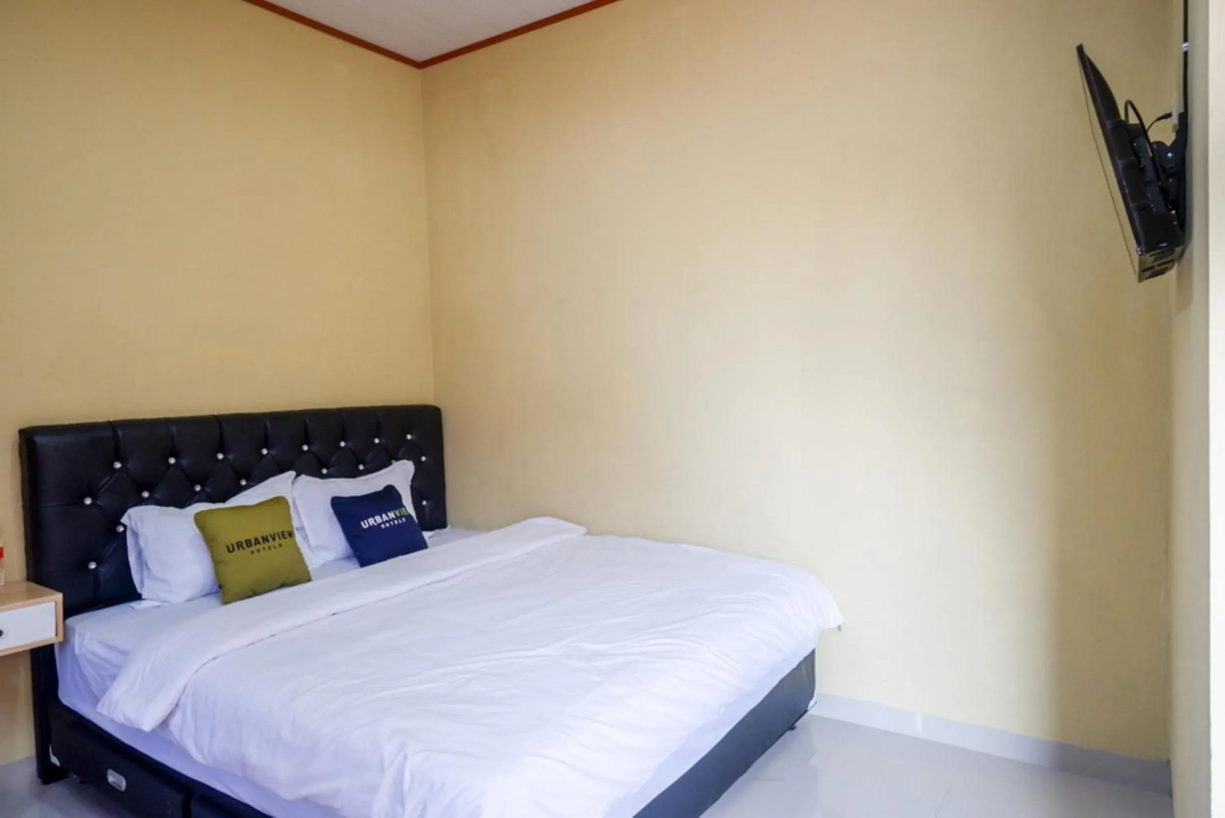 Bedroom, Bed in Urbanview Hotel Telu Wolu Monjali by RedDoorz