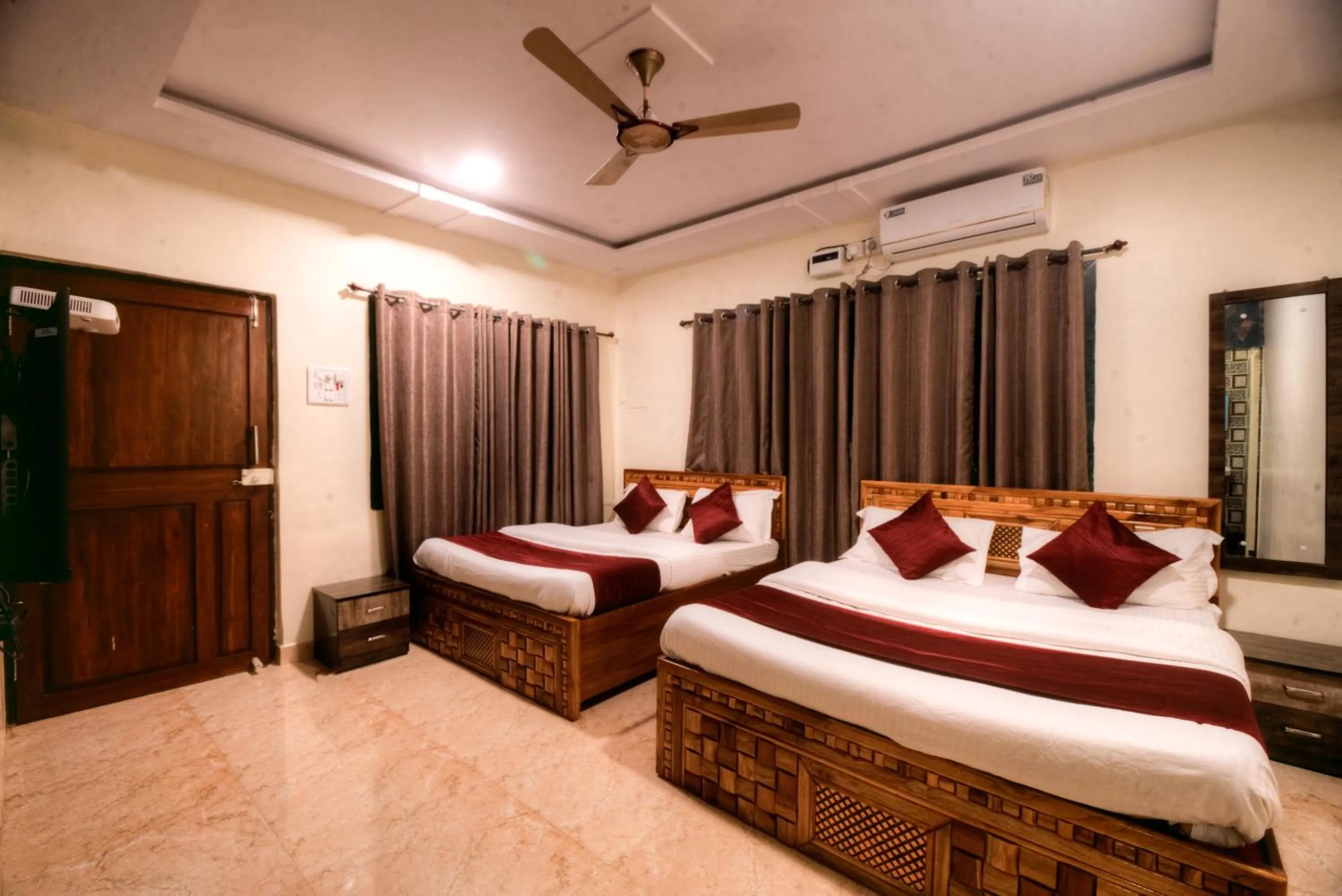 Family, Bed in Hotel Snehaprabha - Near to Nagaon Beach Alibaug