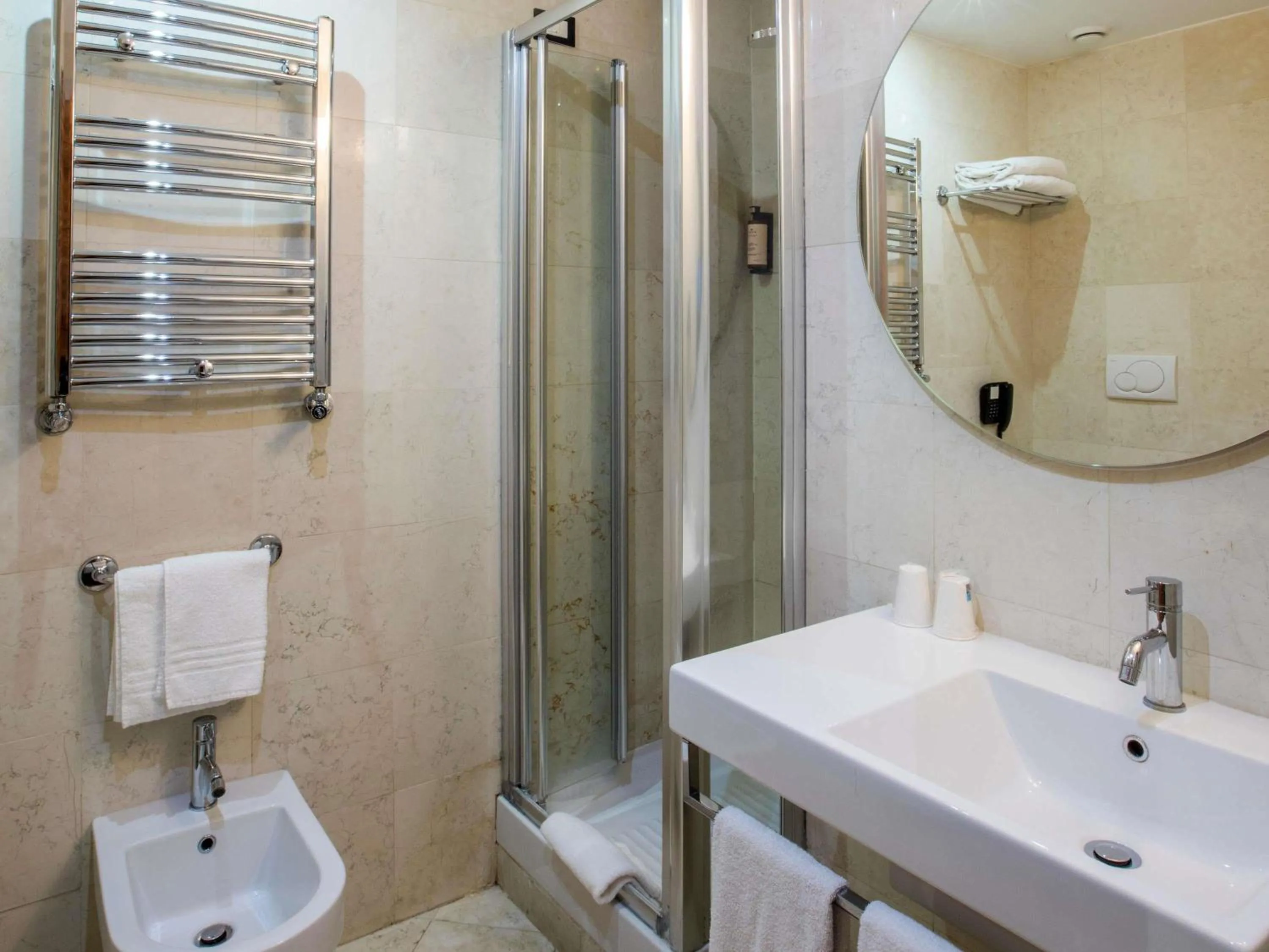 Bedroom in Mercure Roma Centro Saint John