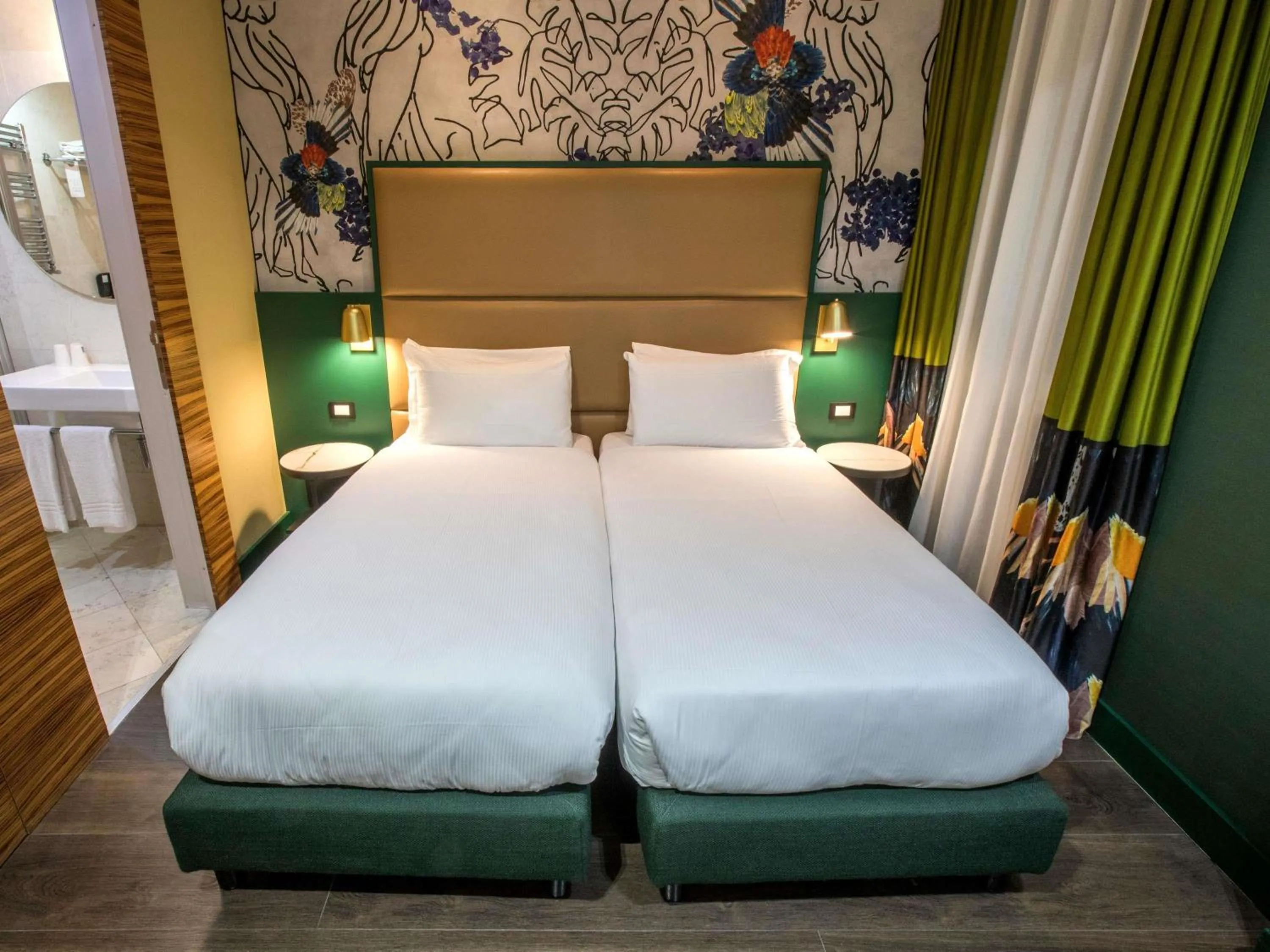 Bedroom, Bed in Mercure Roma Centro Saint John