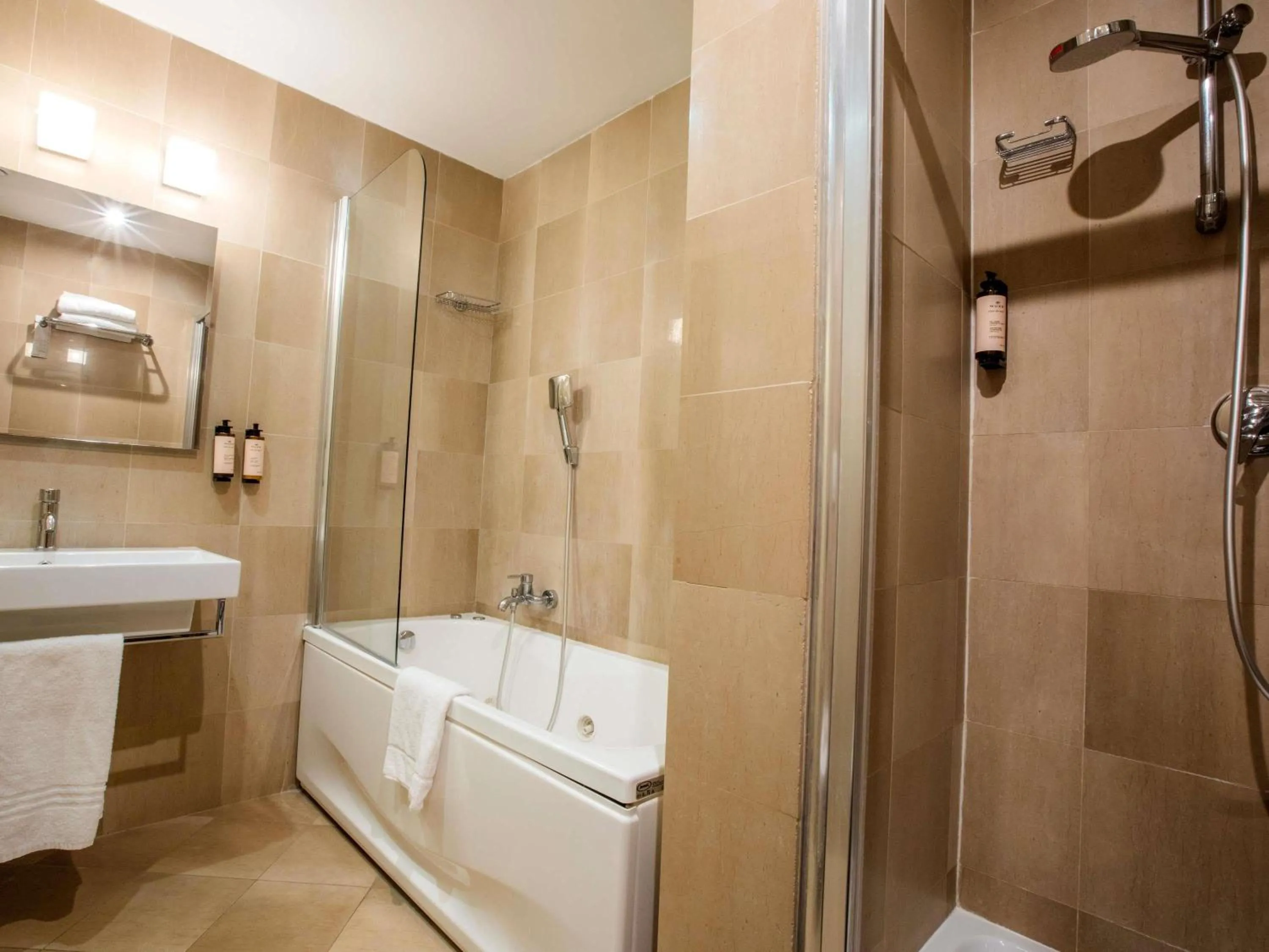 Bedroom in Mercure Roma Centro Saint John