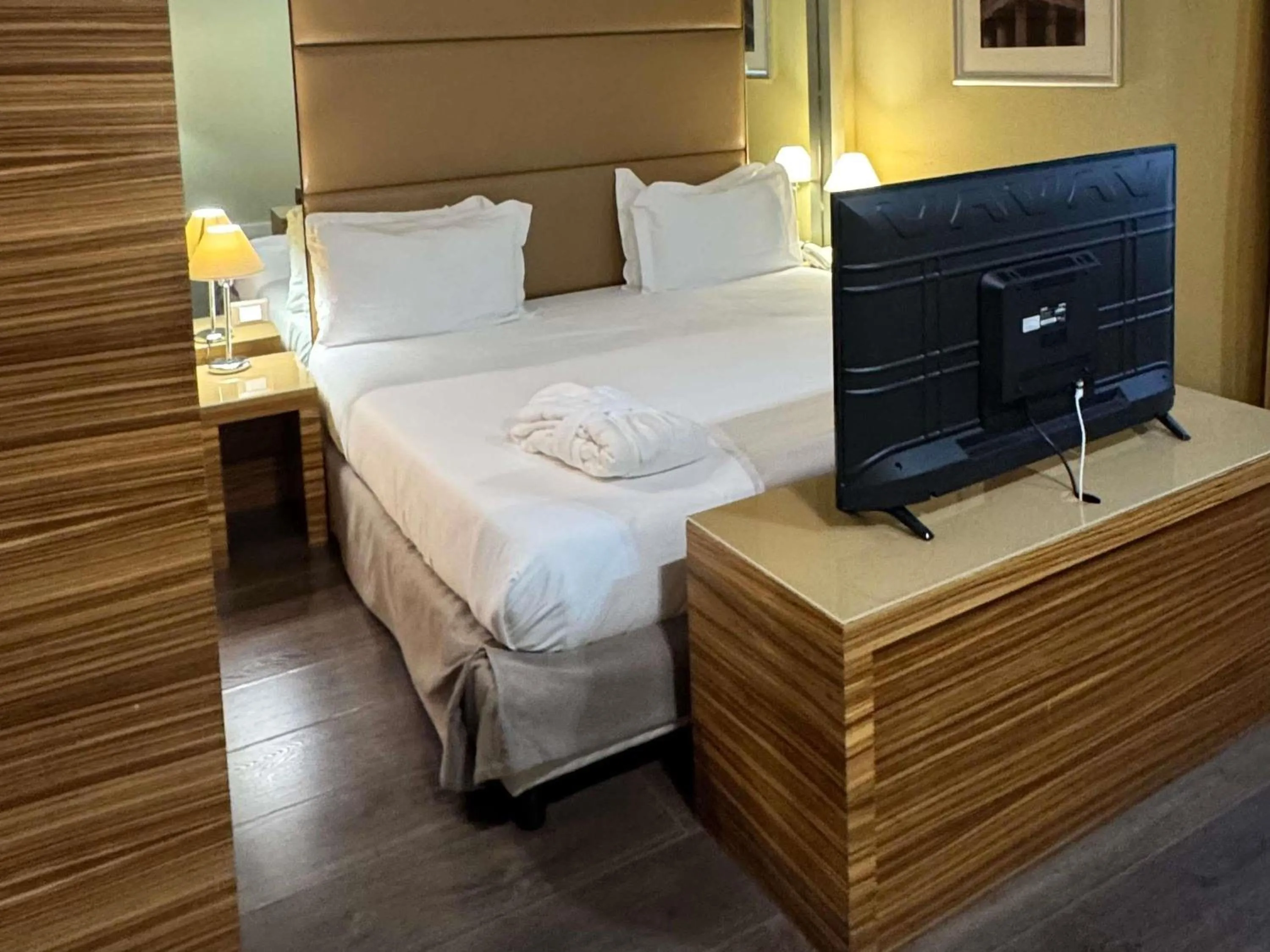 Bedroom, Bed in Mercure Roma Centro Saint John