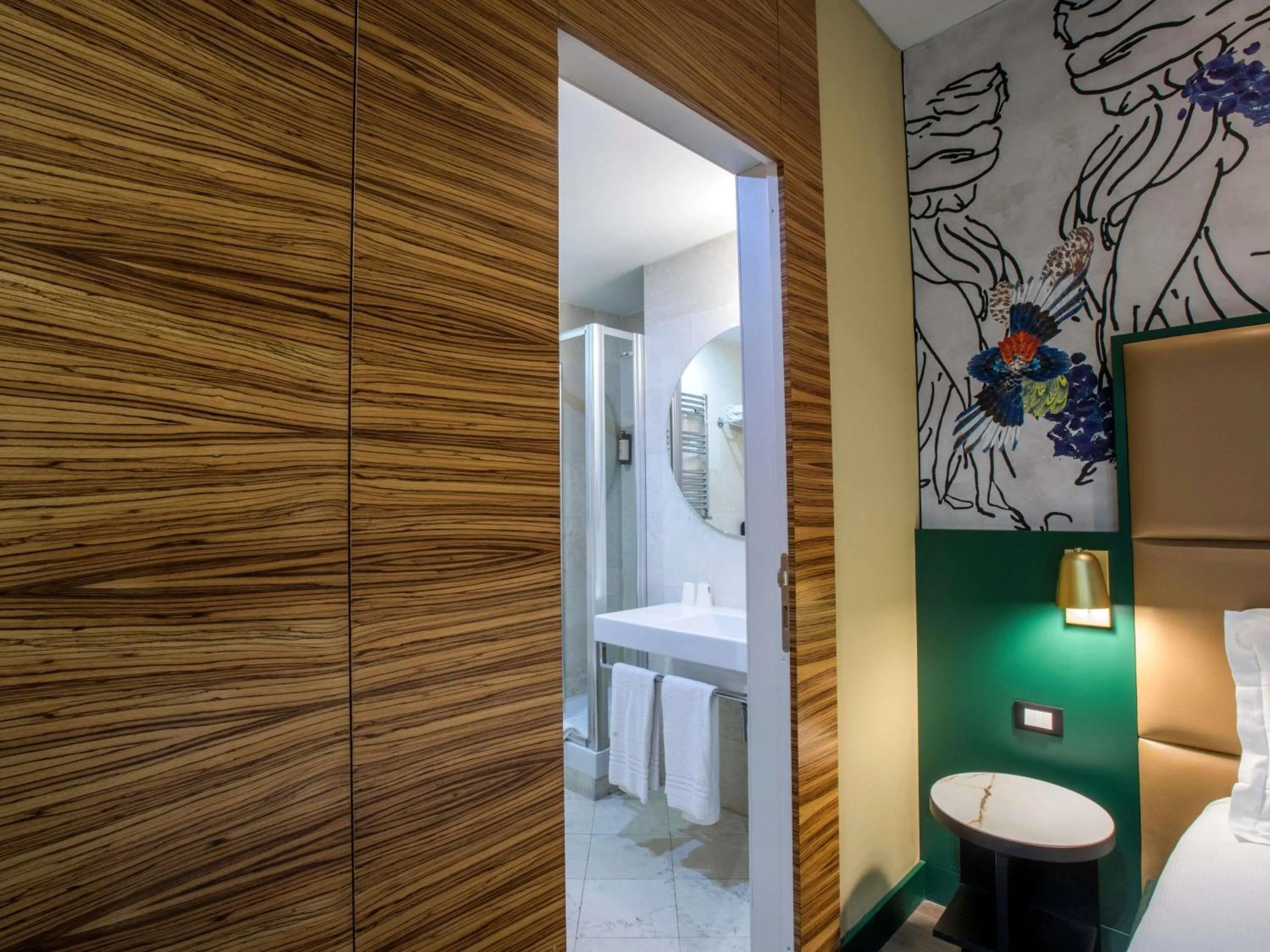 Bedroom, Bed in Mercure Roma Centro Saint John