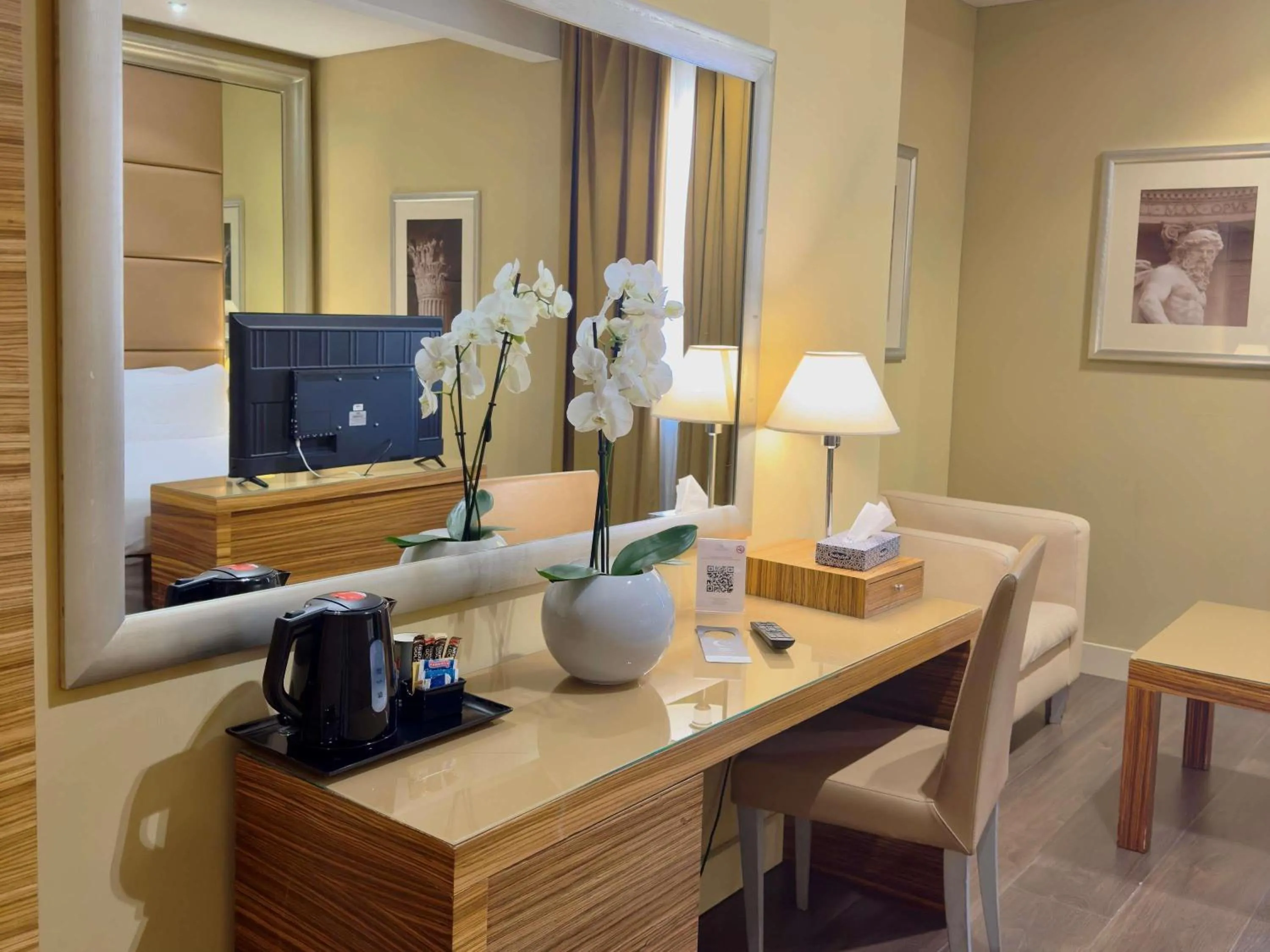 Bedroom in Mercure Roma Centro Saint John