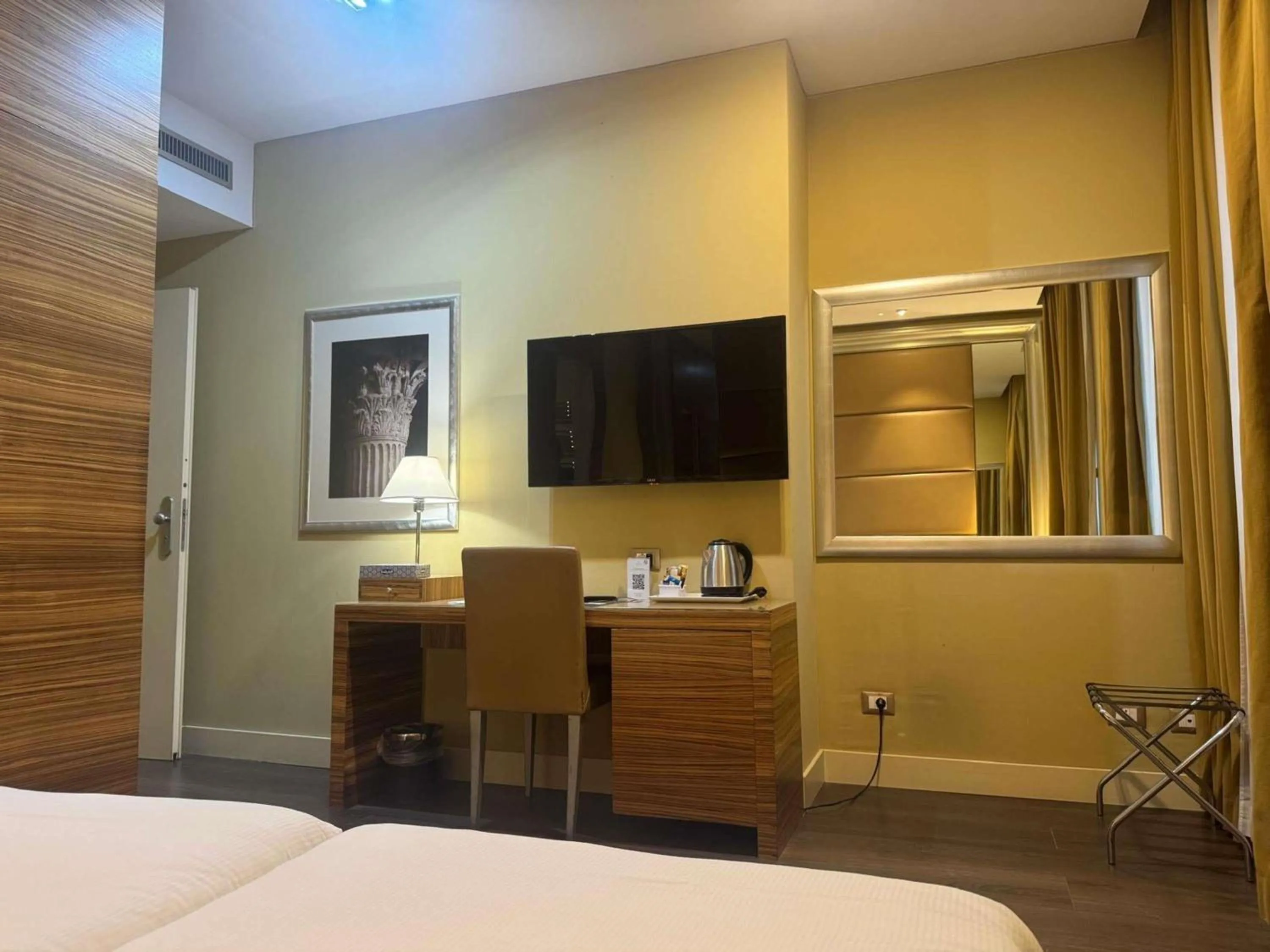 Bedroom, Bed in Mercure Roma Centro Saint John