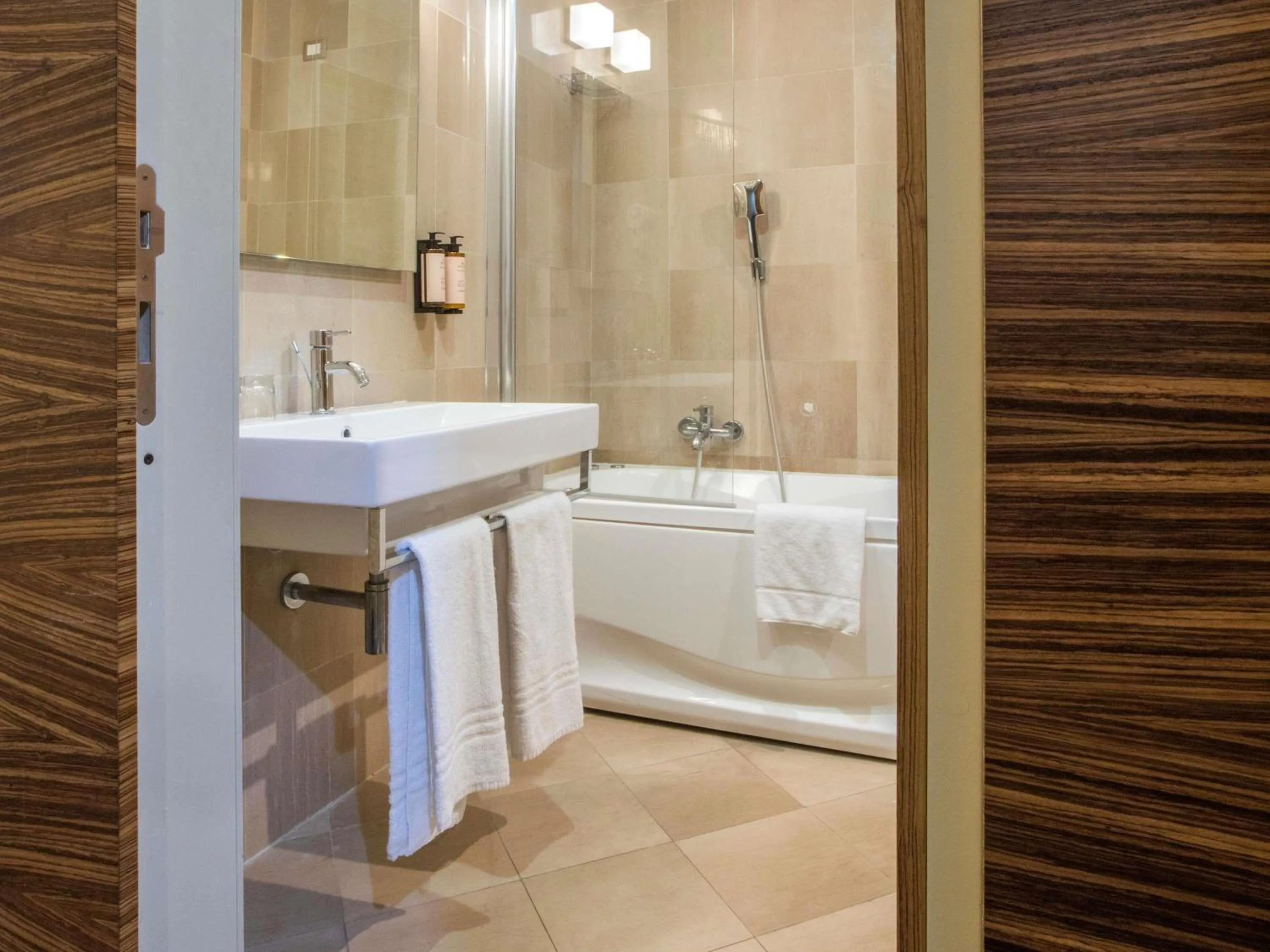 Bedroom in Mercure Roma Centro Saint John