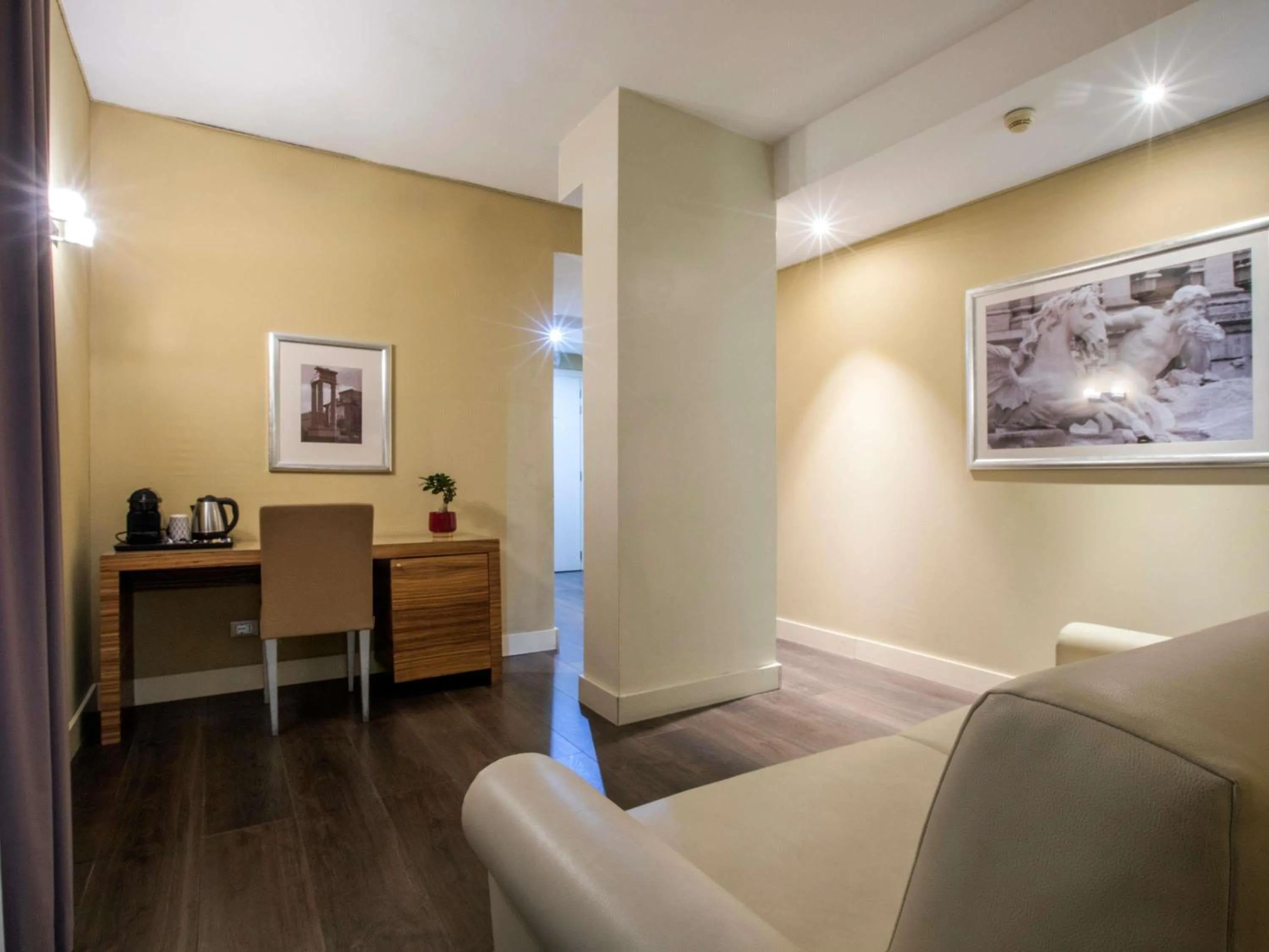 Bedroom in Mercure Roma Centro Saint John