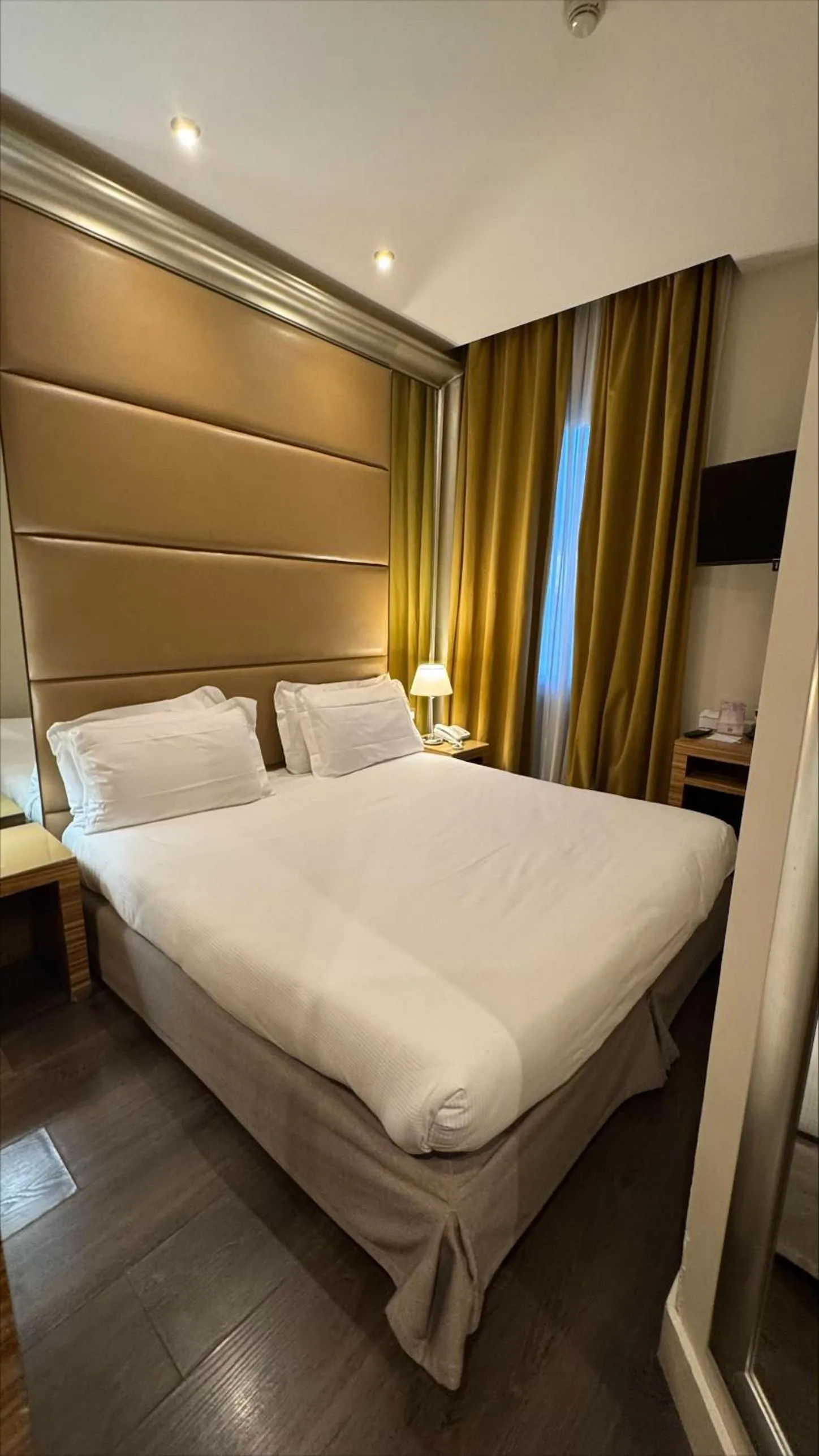 Bed in Mercure Roma Centro Saint John