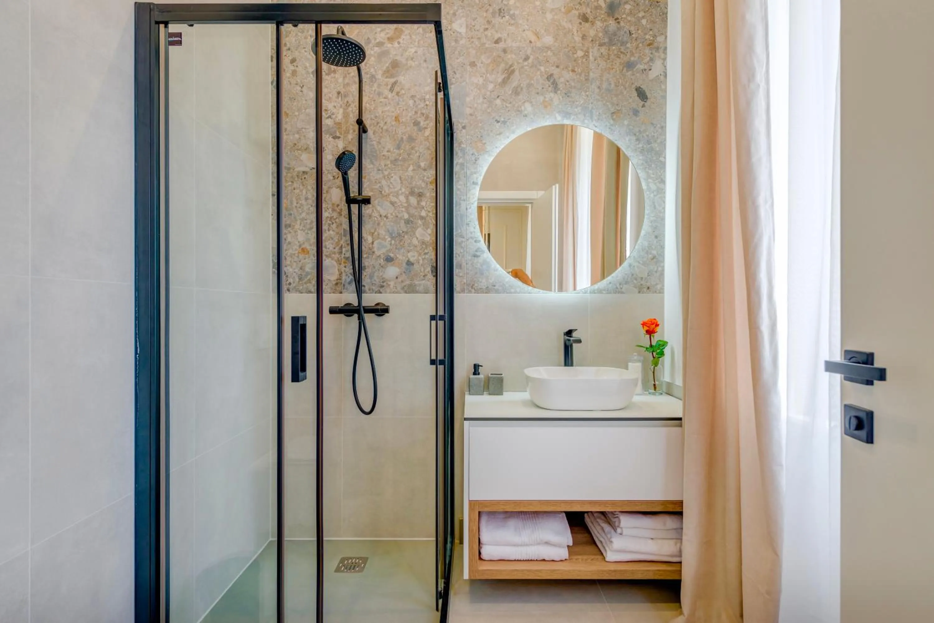 Shower in 48 Rooms Split