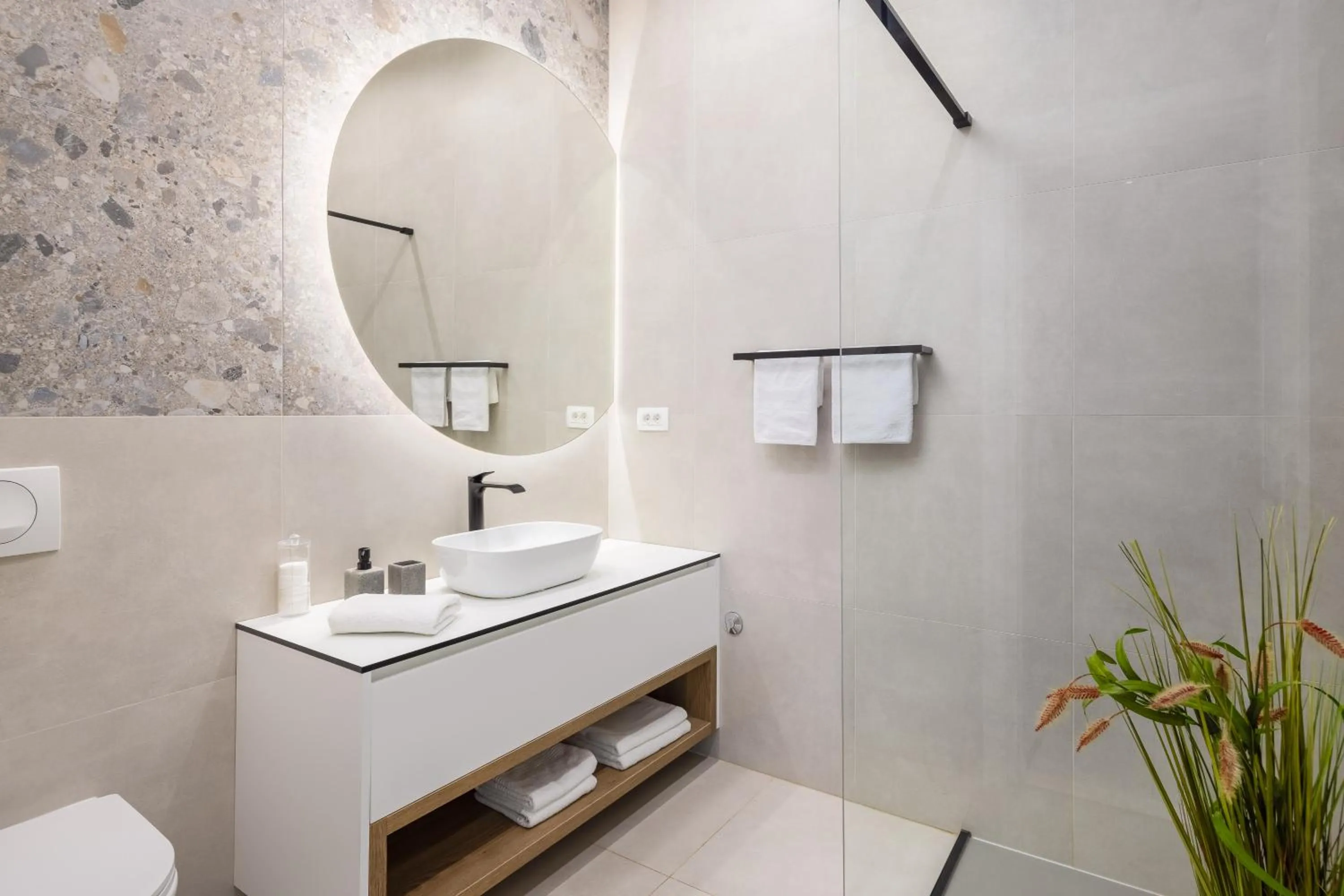 Toilet in 48 Rooms Split