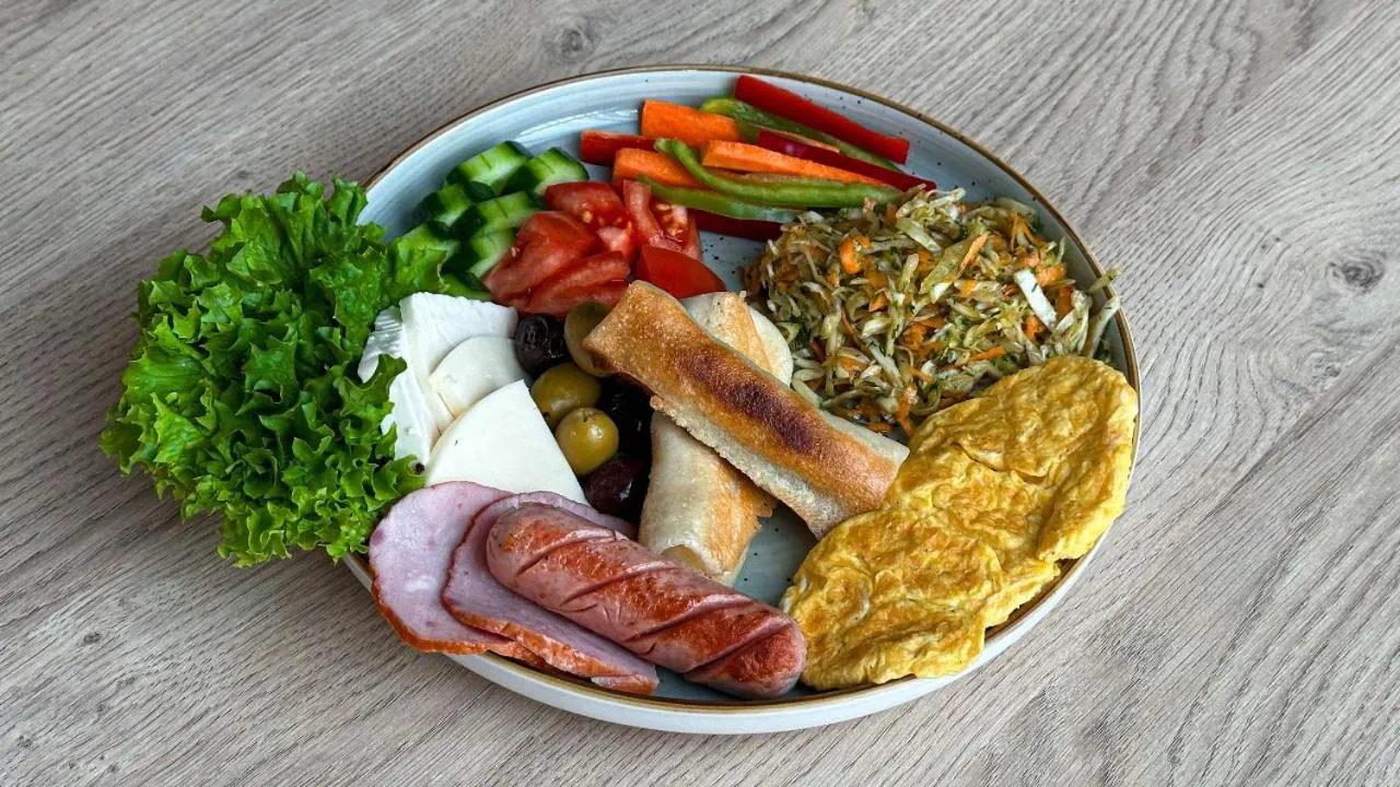 Breakfast in Season Suite Apart-Hotel