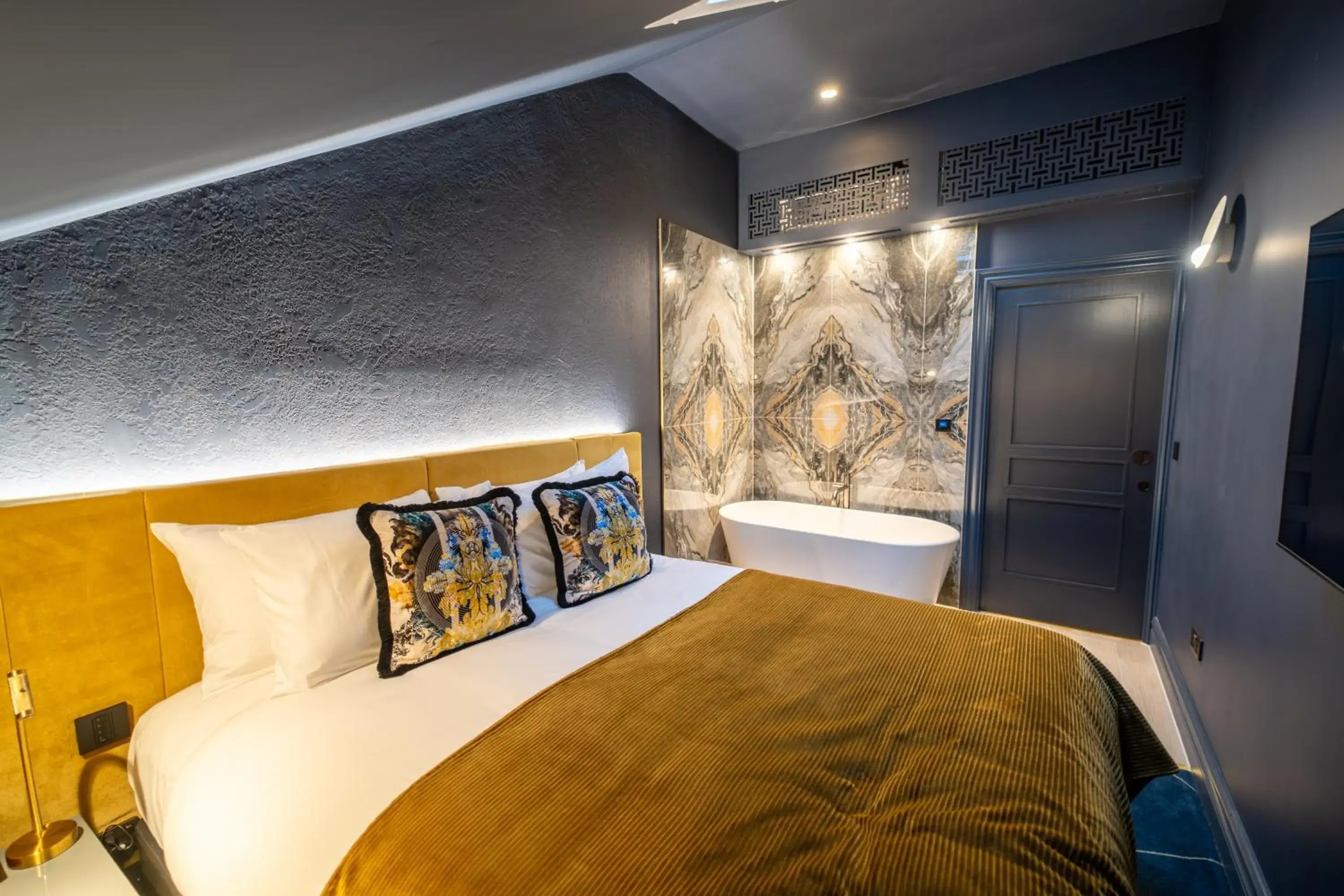 Split Level King Suite with Living Area, Kitchenette and In-Room Bath Tub - Non-Smoking in Forty Seven Hotel Manchester, WorldHotels Crafted Split Level King Suite with Living Area, Kitchenette and In-Room Bath Tub - Non-Smoking in Forty Seven Hotel Manchester, WorldHotels Crafted