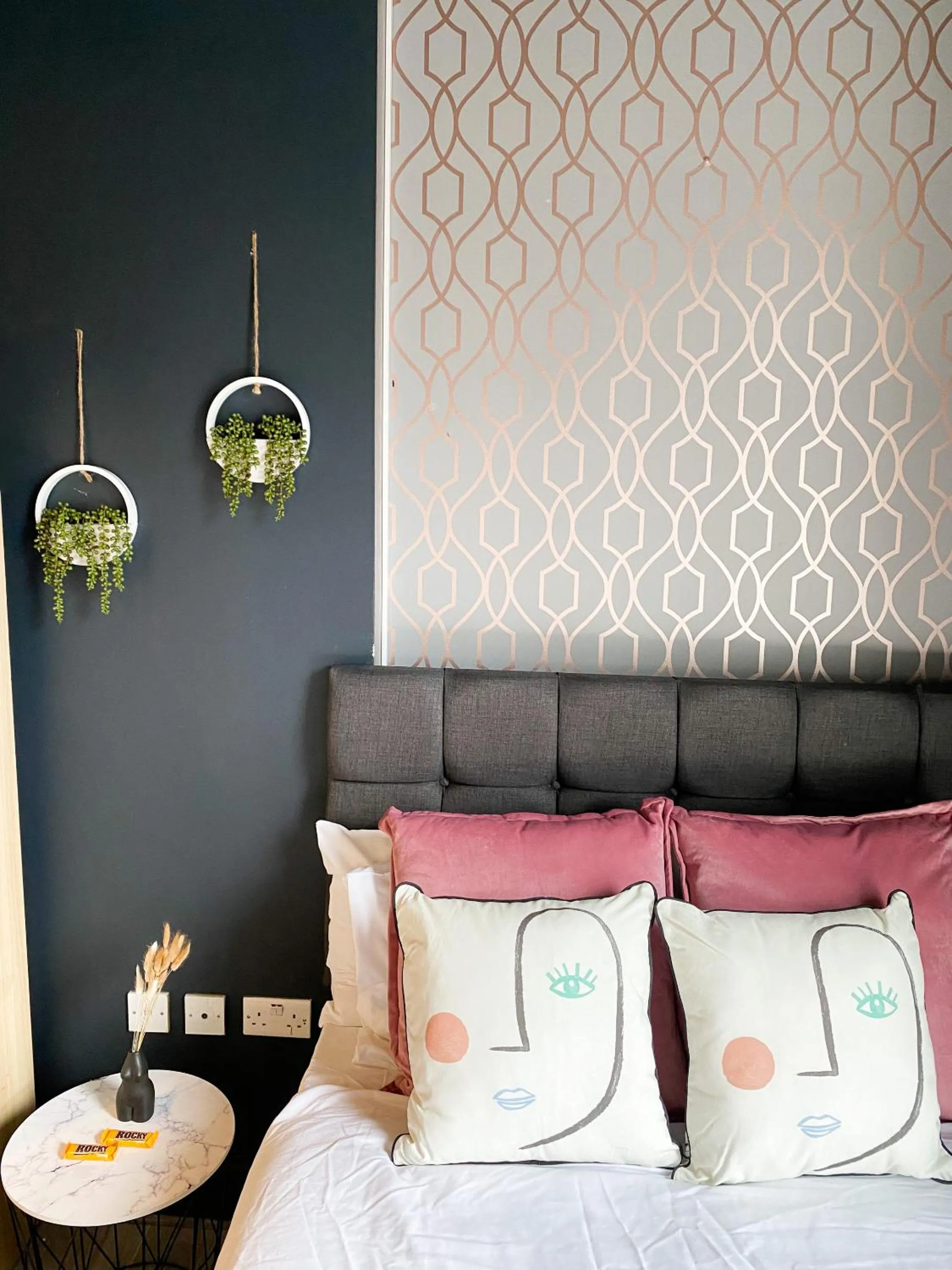 Bedroom, Bed in Holland Road Stays