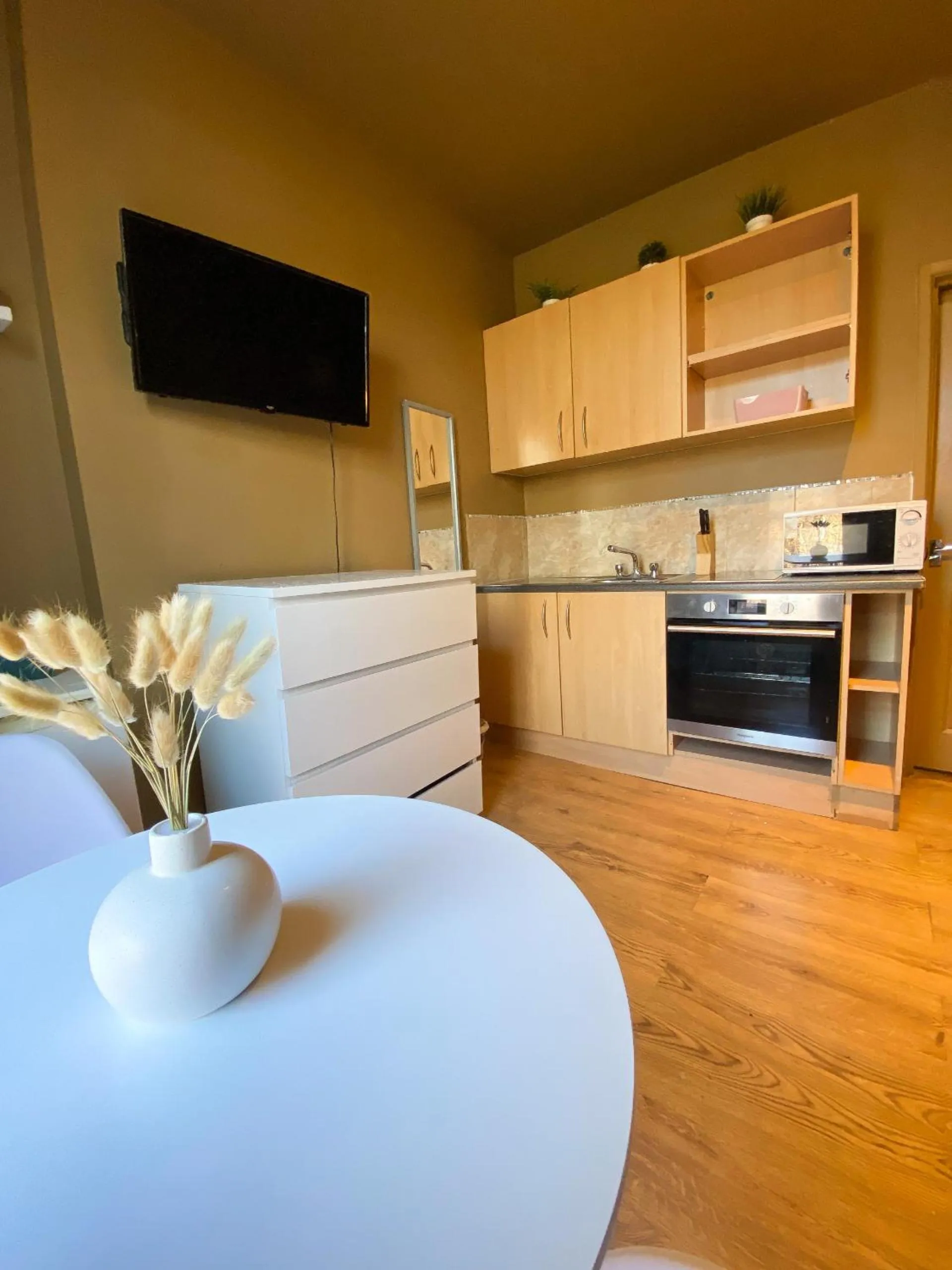 Kitchen or kitchenette in Holland Road Stays