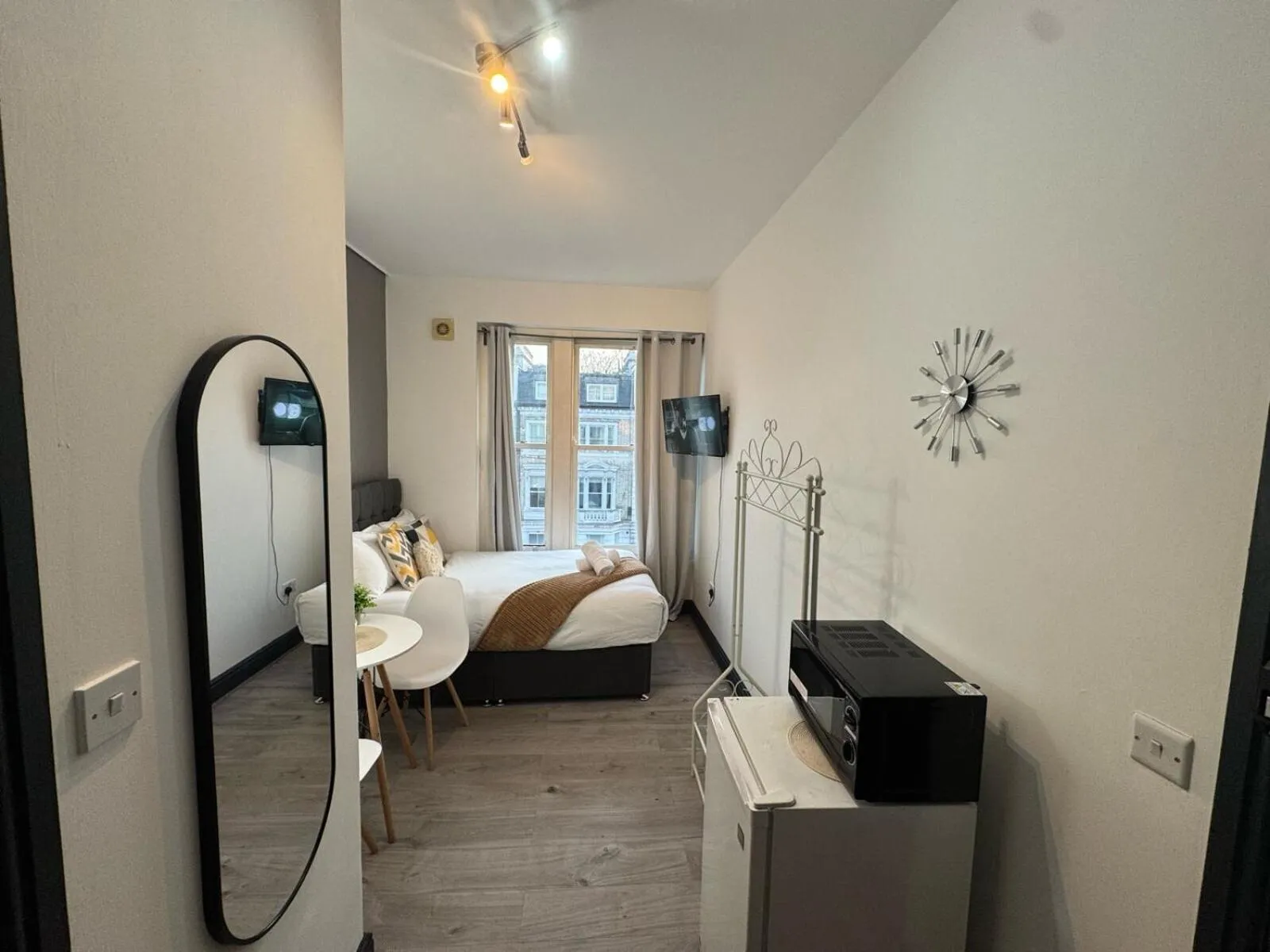 Bedroom, Bed in Holland Road Stays