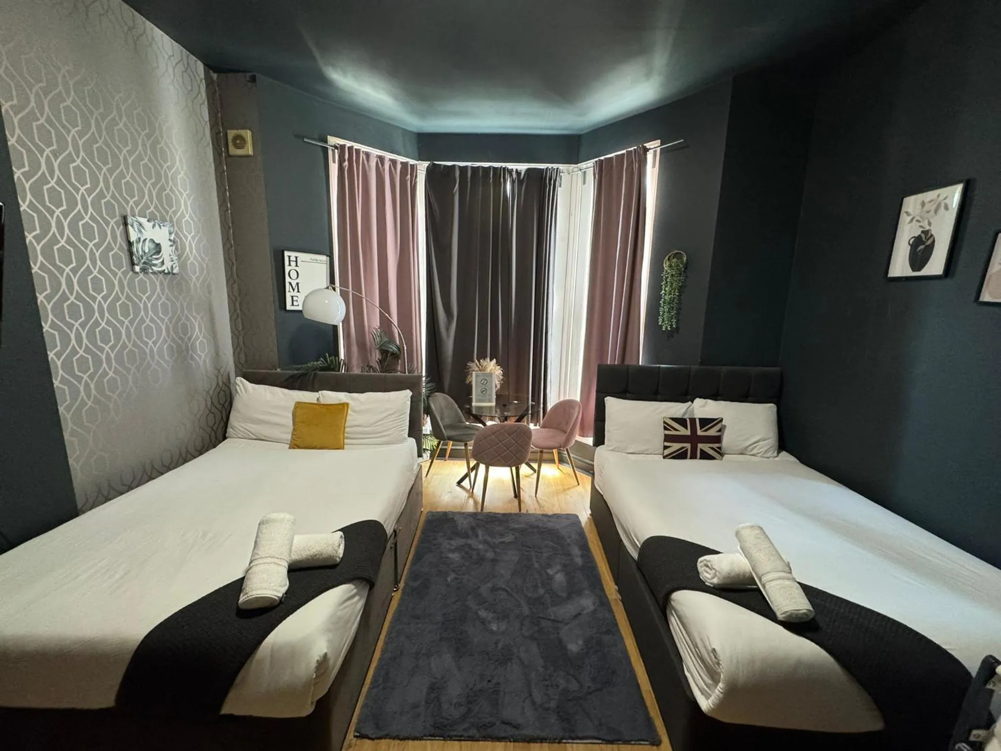 Bedroom, Bed in Holland Road Stays