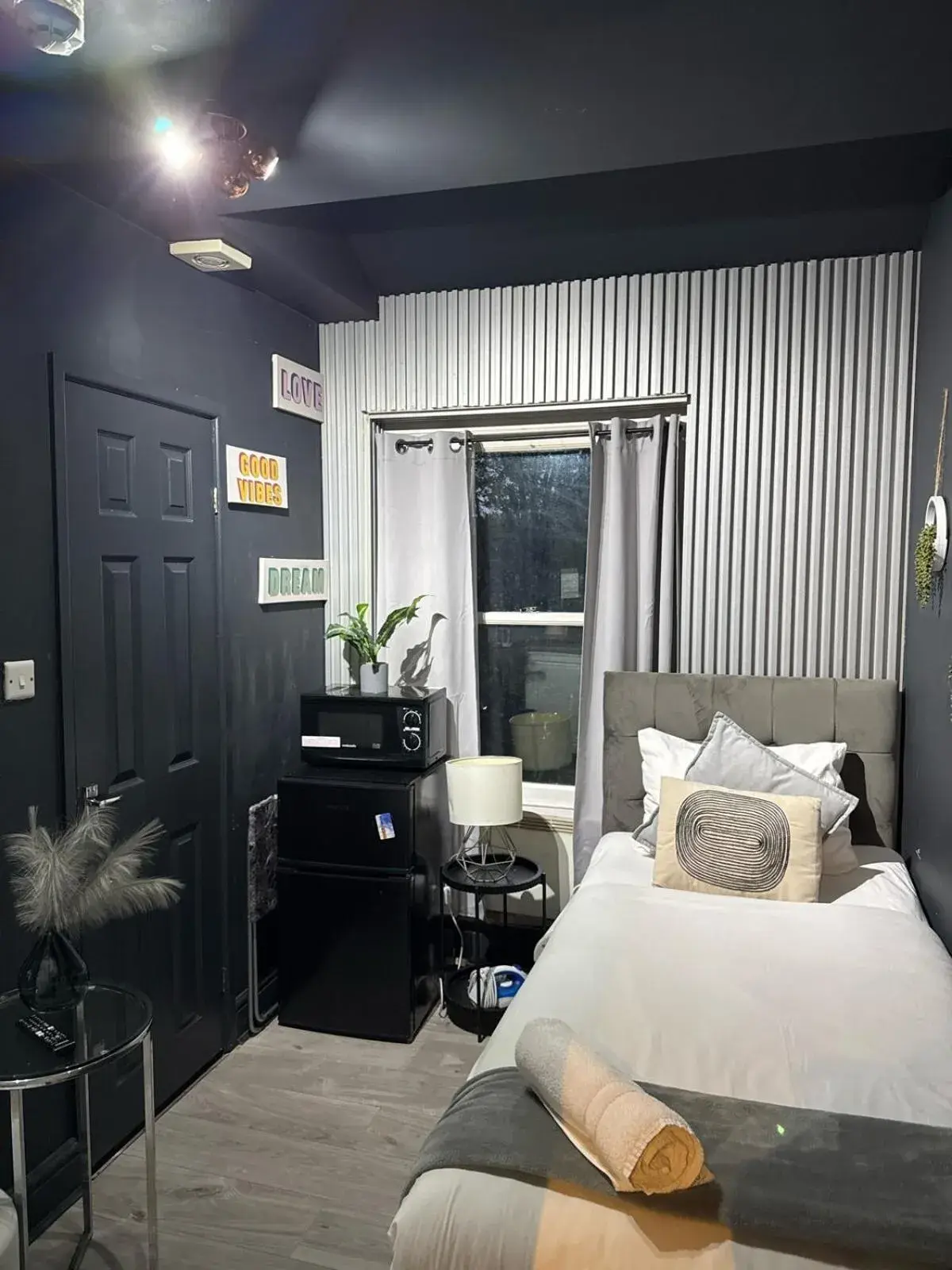 Standard Studio in Holland Road Stays Standard Studio in Holland Road Stays