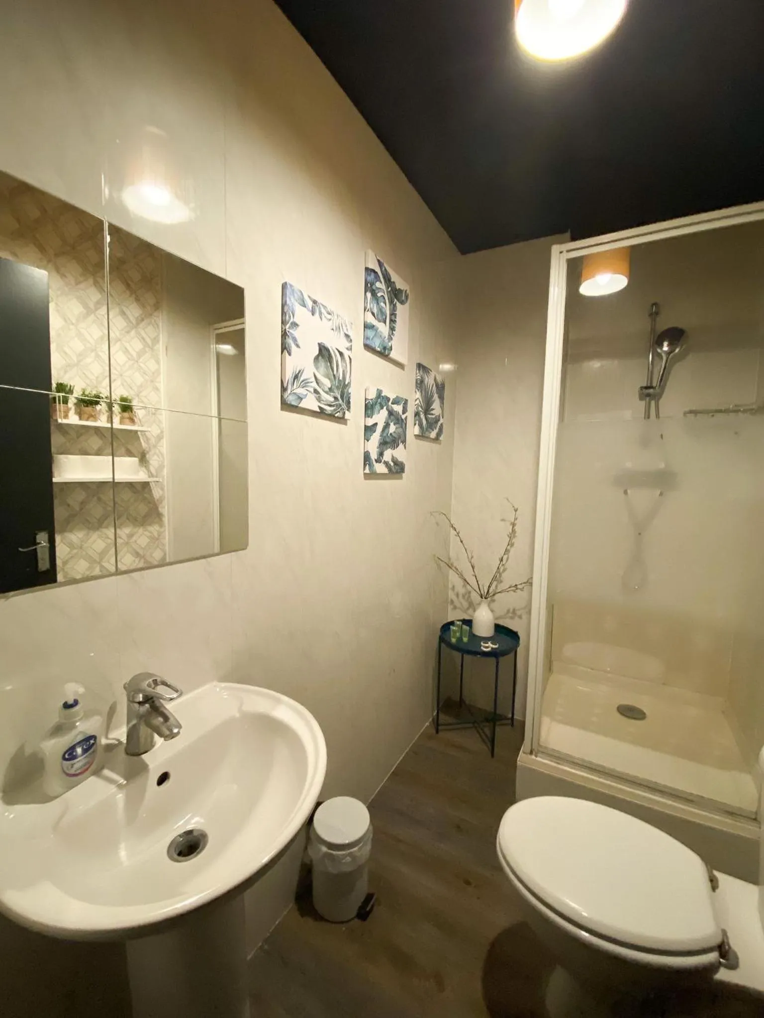 Bathroom in Holland Road Stays