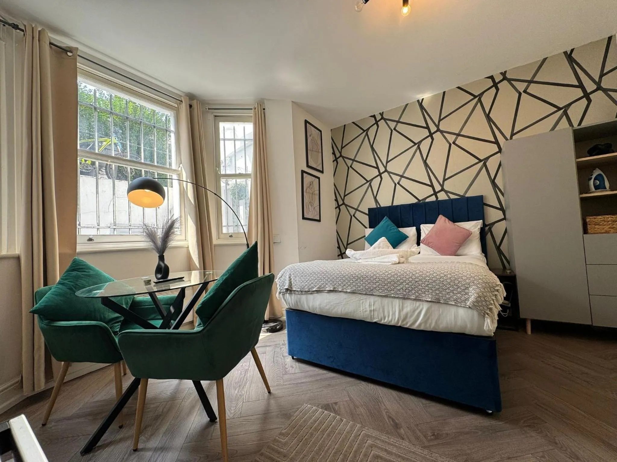 Bedroom, Bed in Holland Road Stays