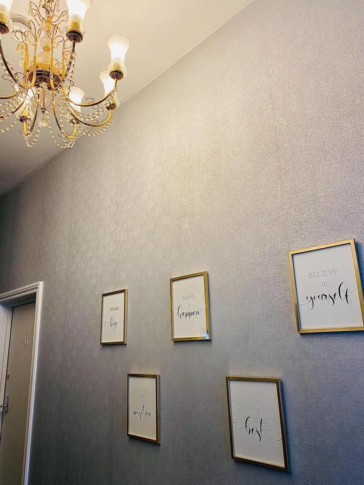 Lobby or reception in Holland Road Stays