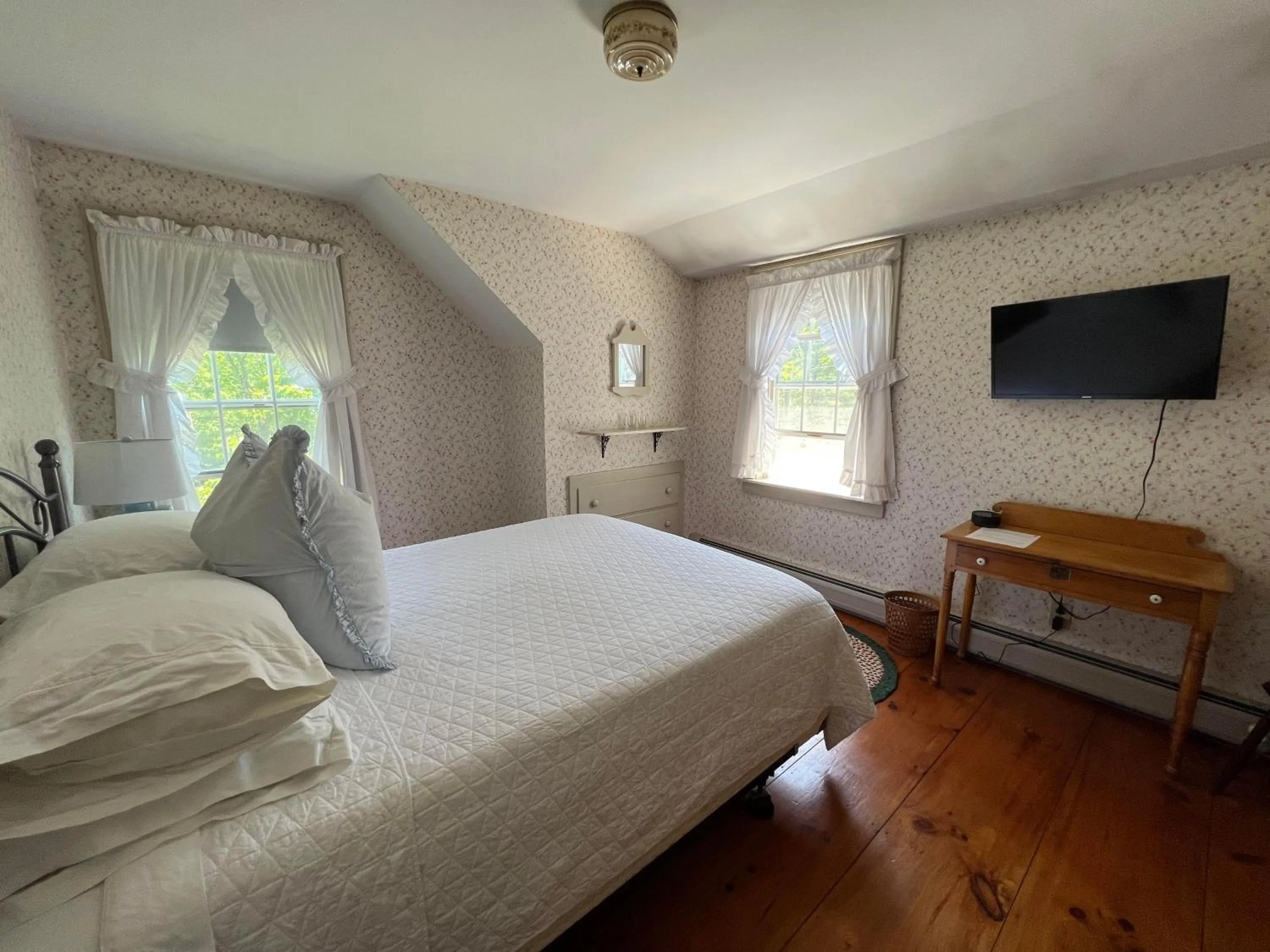 Bedroom in The Griff Inn