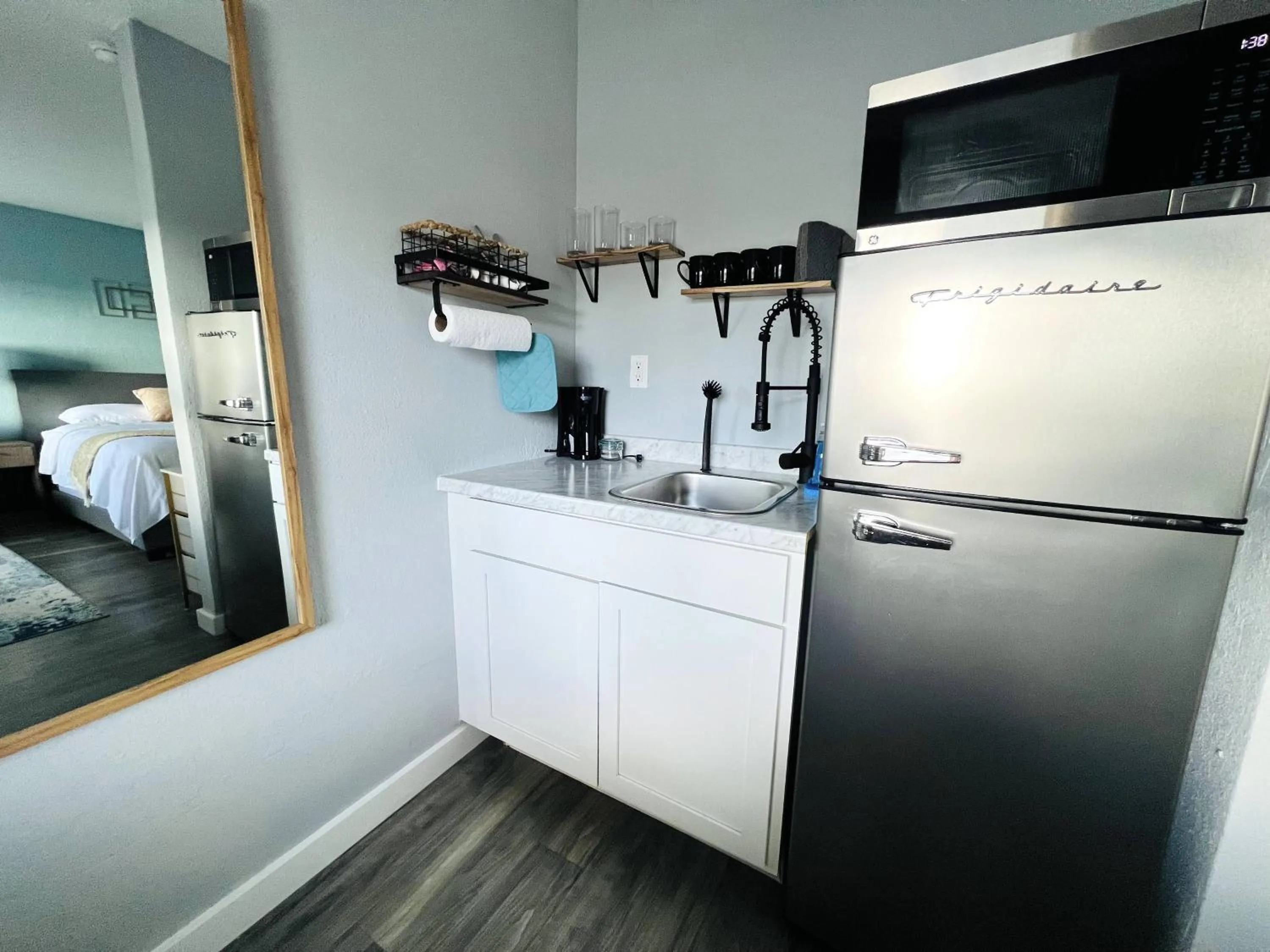 Kitchen or kitchenette in 1915 Beach Club