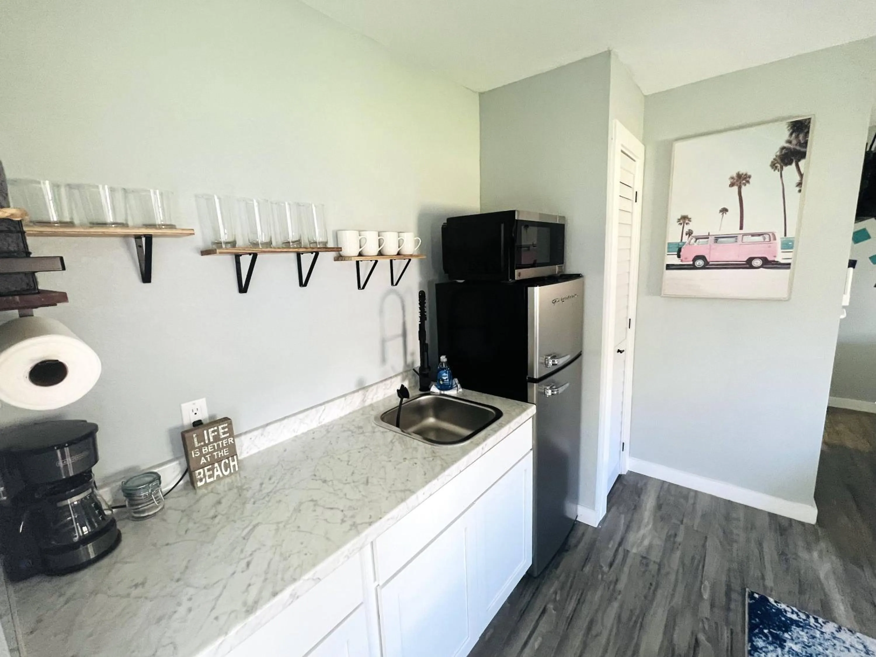 Kitchen or kitchenette in 1915 Beach Club