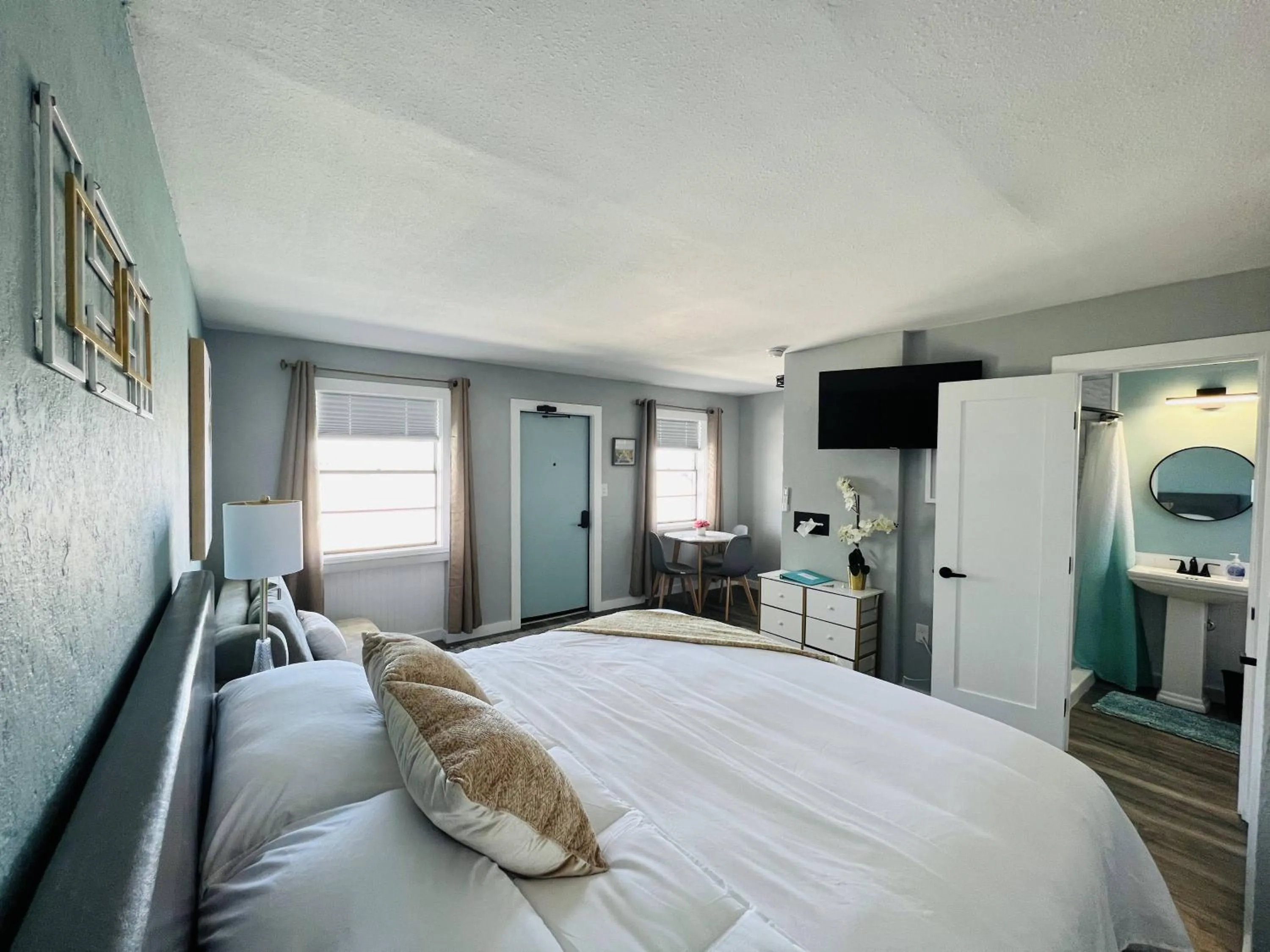 Photo of the whole room, Bed in 1915 Beach Club