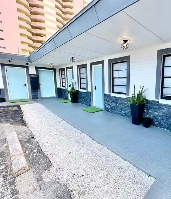 Property building in 1915 Beach Club