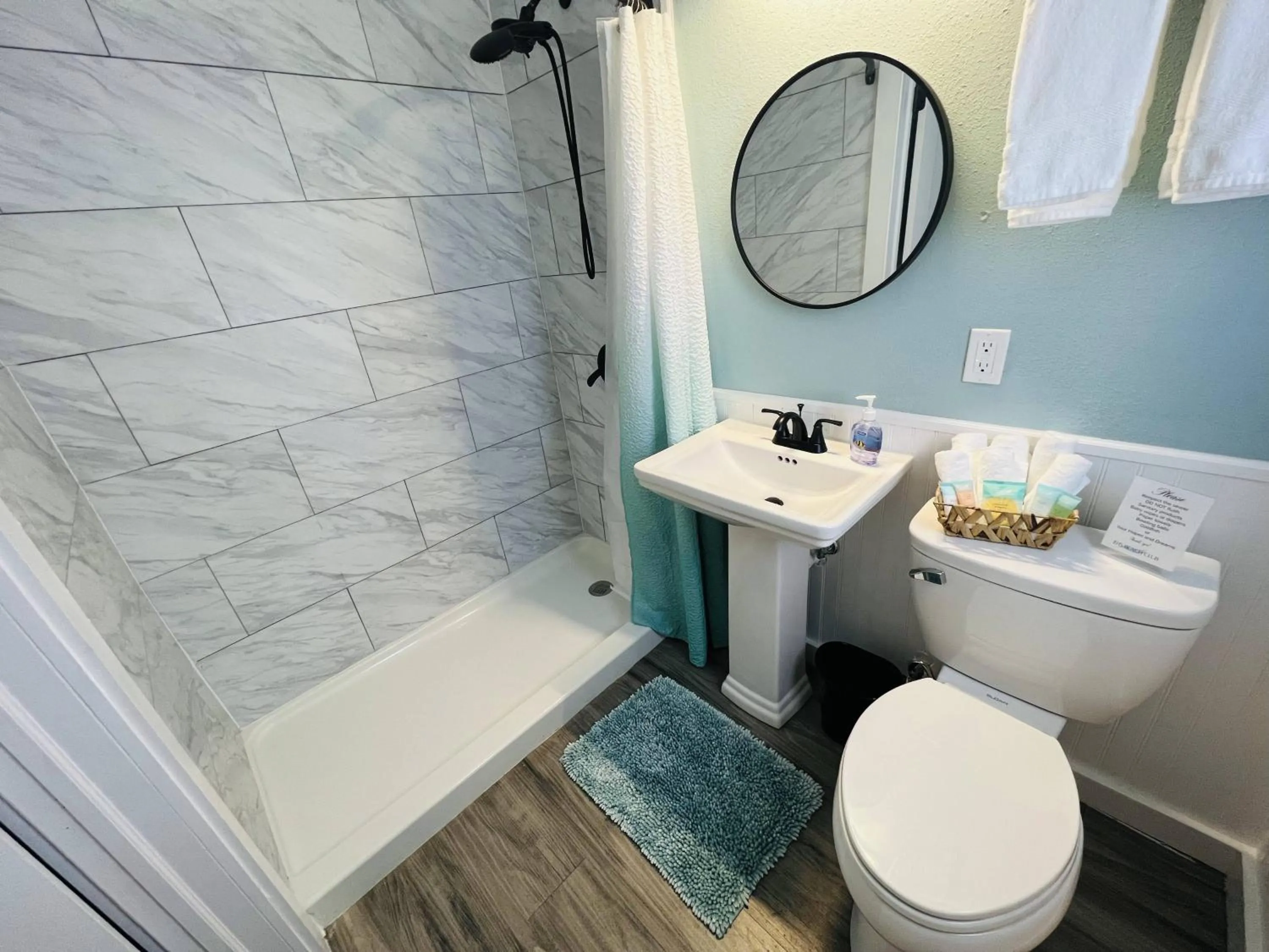 Bathroom in 1915 Beach Club