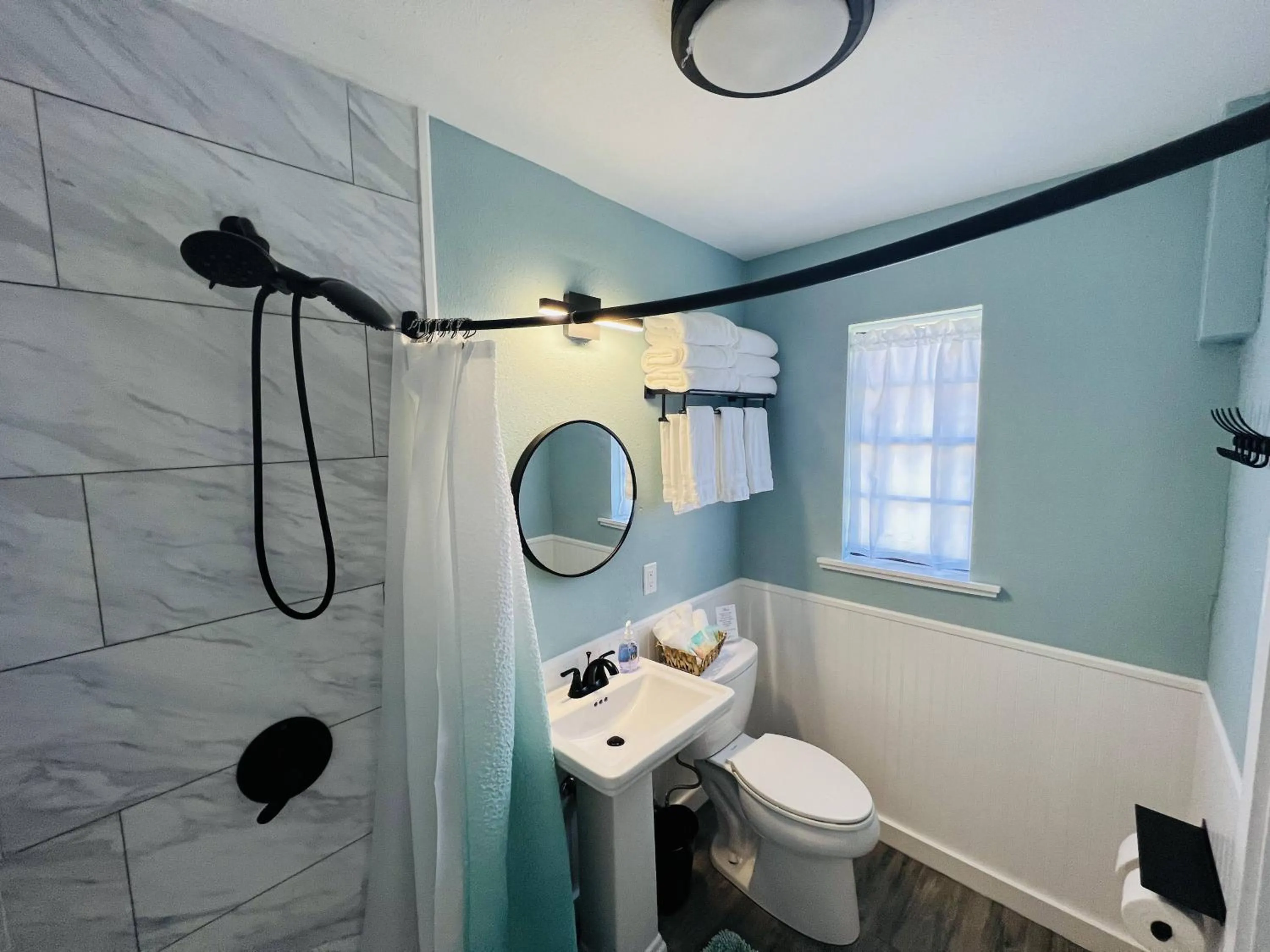 Bathroom in 1915 Beach Club