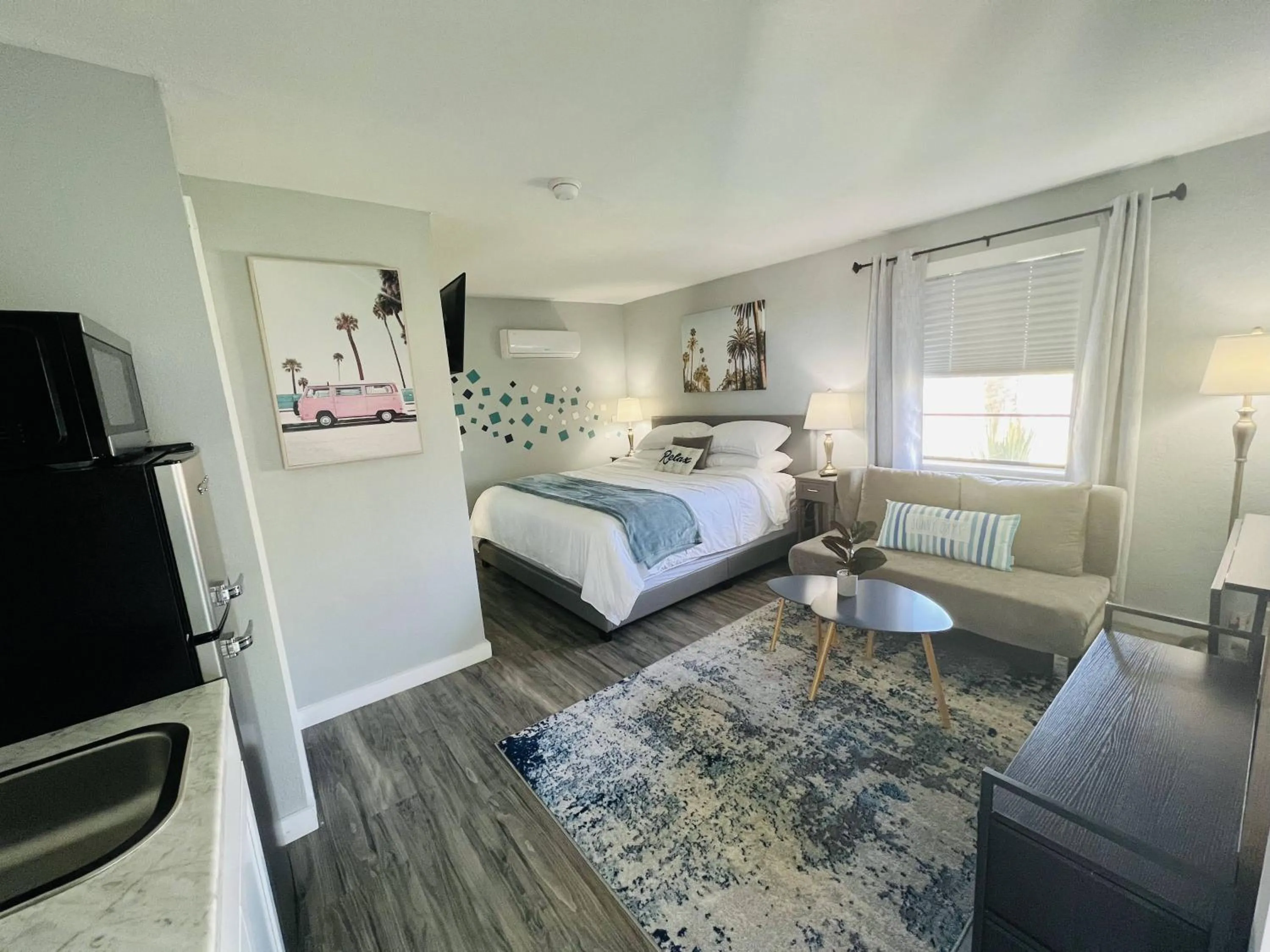 Photo of the whole room, Bed in 1915 Beach Club