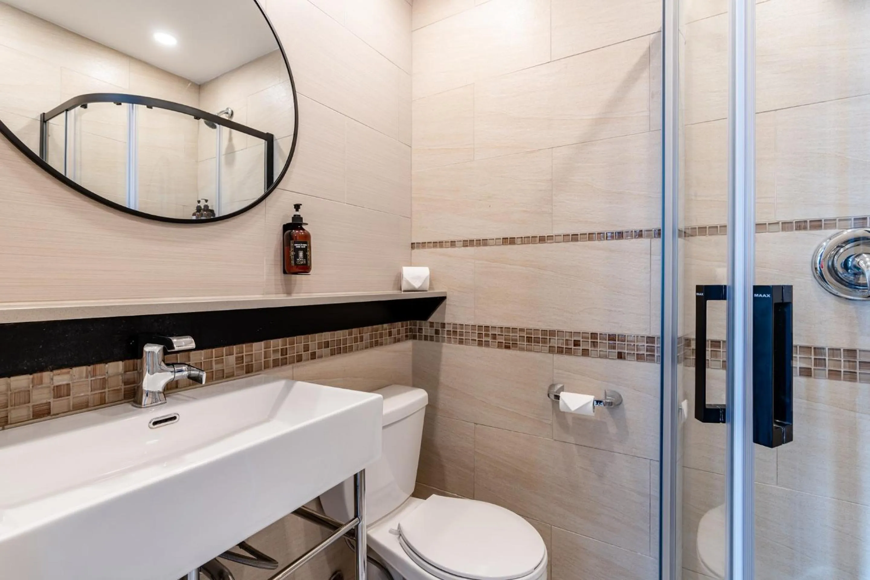 Shower in hotel le coach