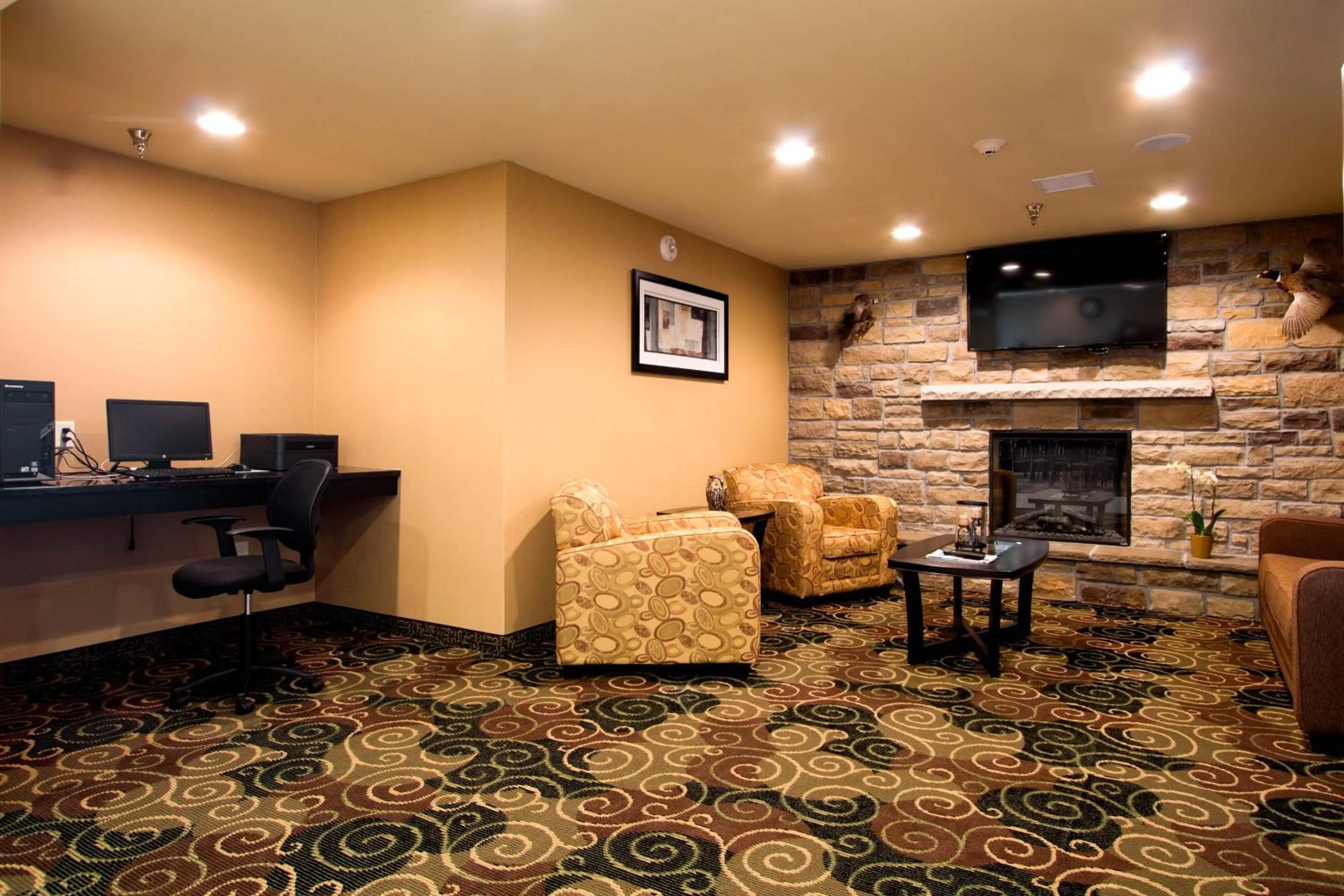 Communal lounge/ TV room in Cobblestone Inn & Suites - Eads