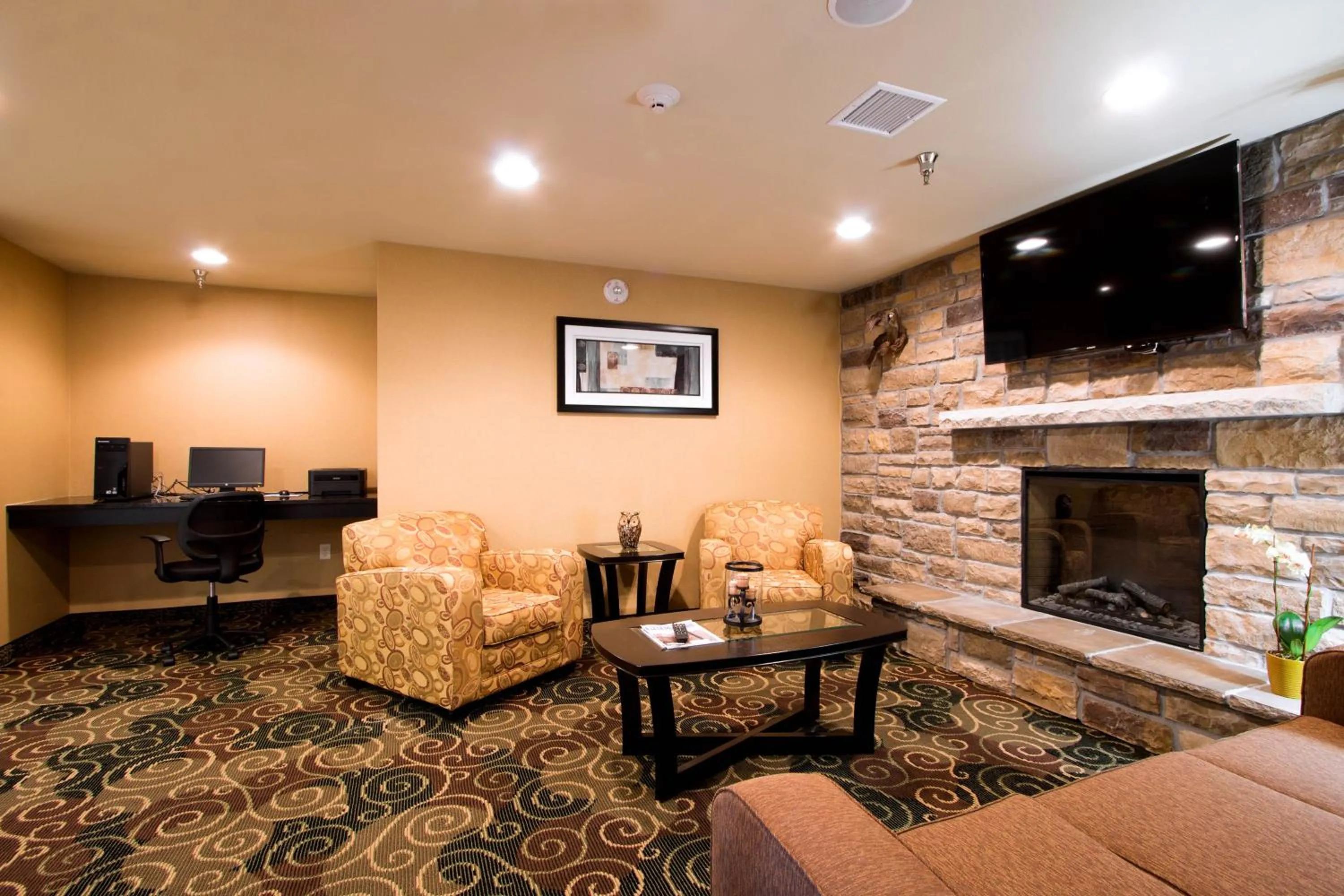 Communal lounge/ TV room in Cobblestone Inn & Suites - Eads