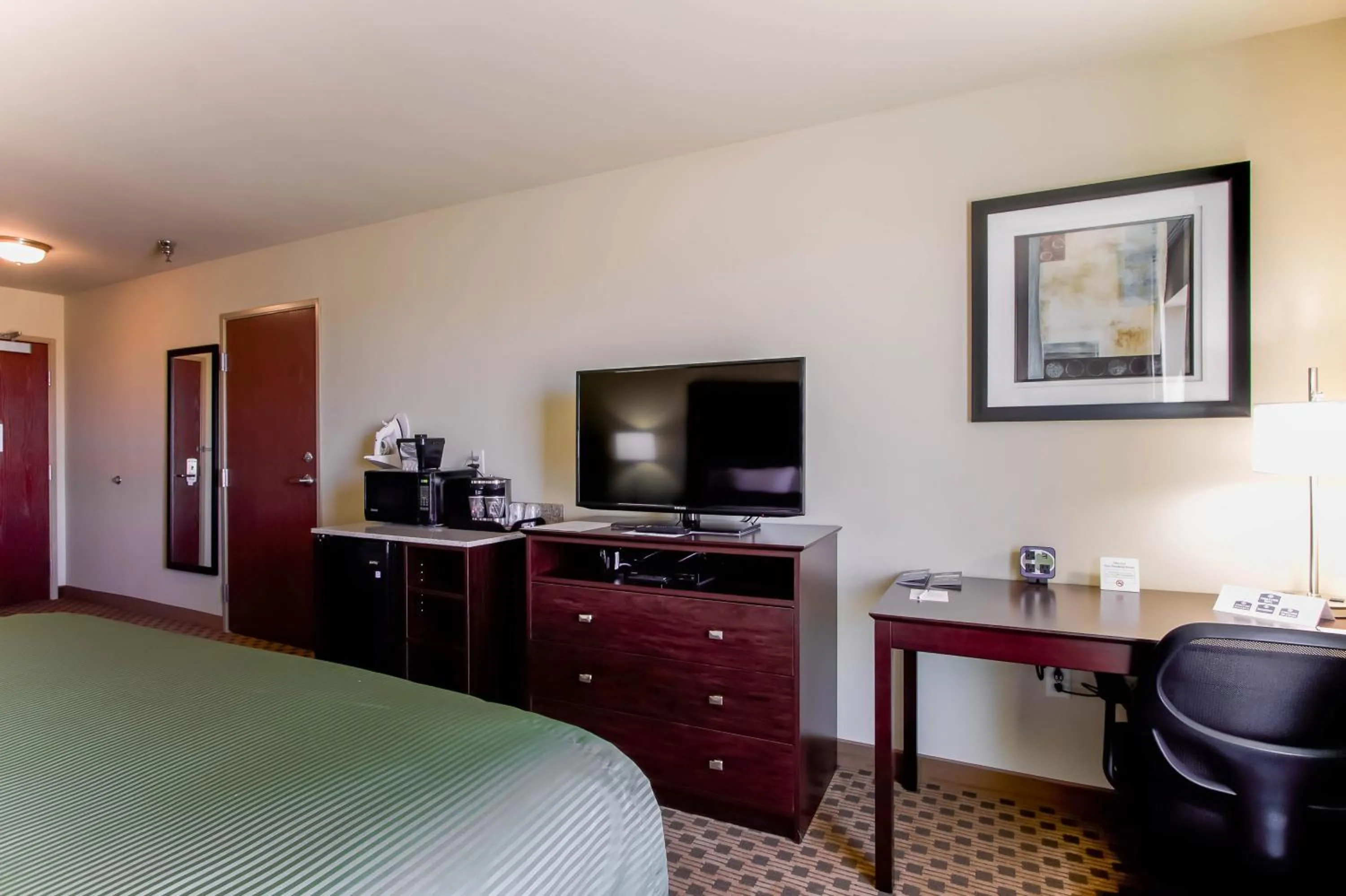 Bedroom, Bed in Cobblestone Inn & Suites - Eads