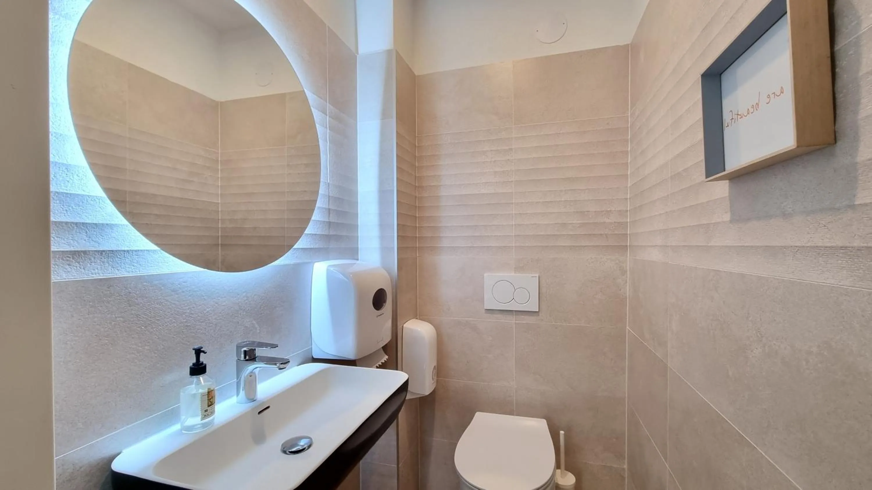 Toilet in Vienna Hostel Ruthensteiner