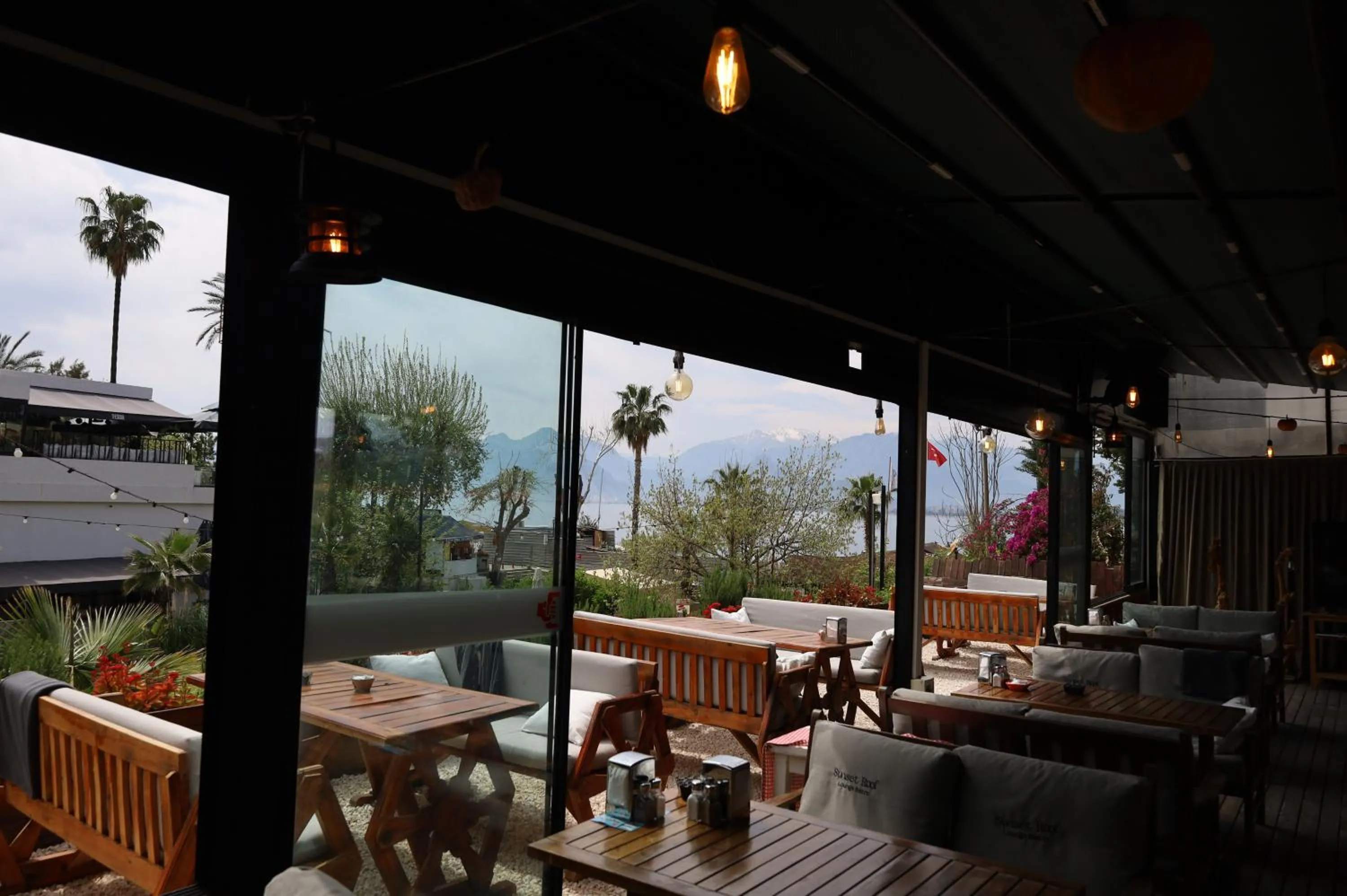 Day in Blue Sea Garden