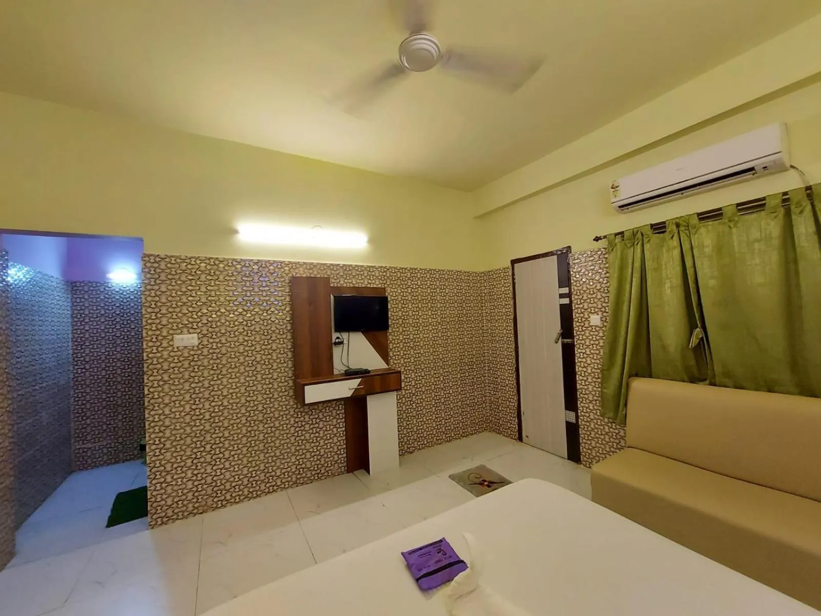 Bed in Hindusthan Inn - On Beach