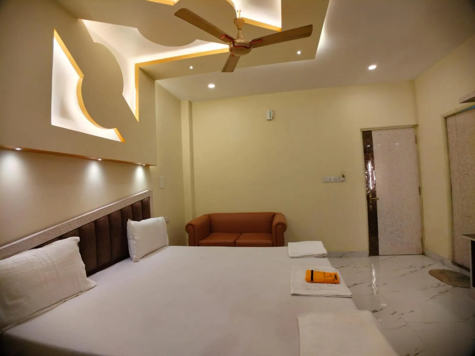 Bed in Hindusthan Inn - On Beach