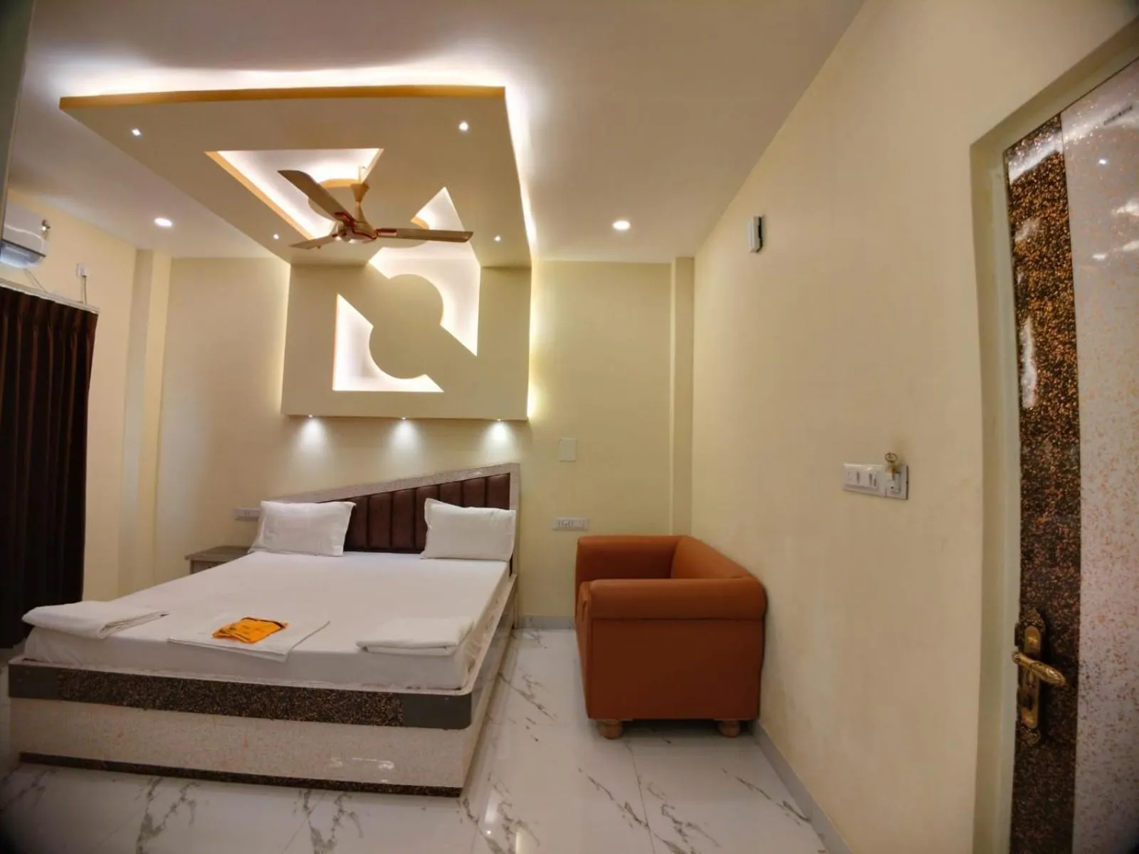 Bed in Hindusthan Inn - On Beach