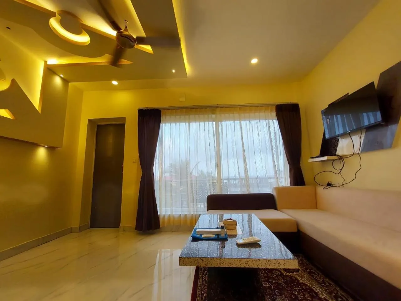 Communal lounge/ TV room in Hindusthan Inn - On Beach