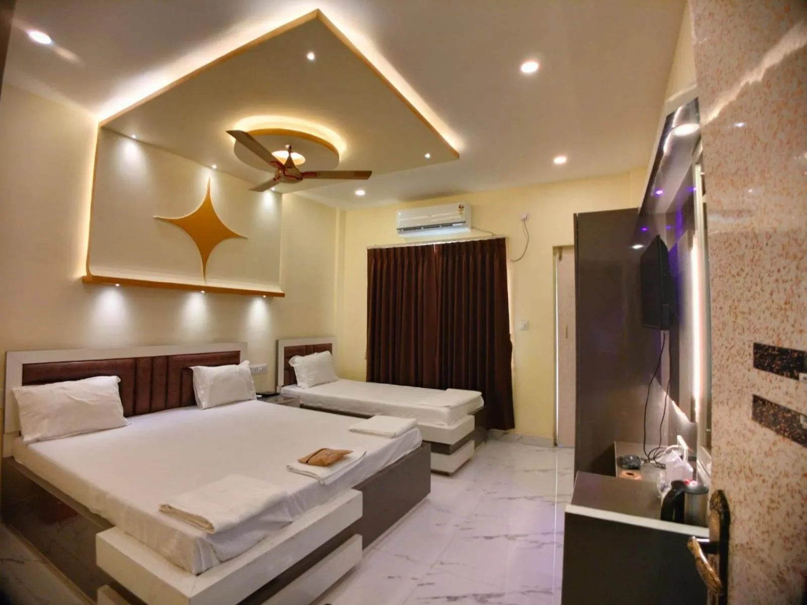 Bed in Hindusthan Inn - On Beach